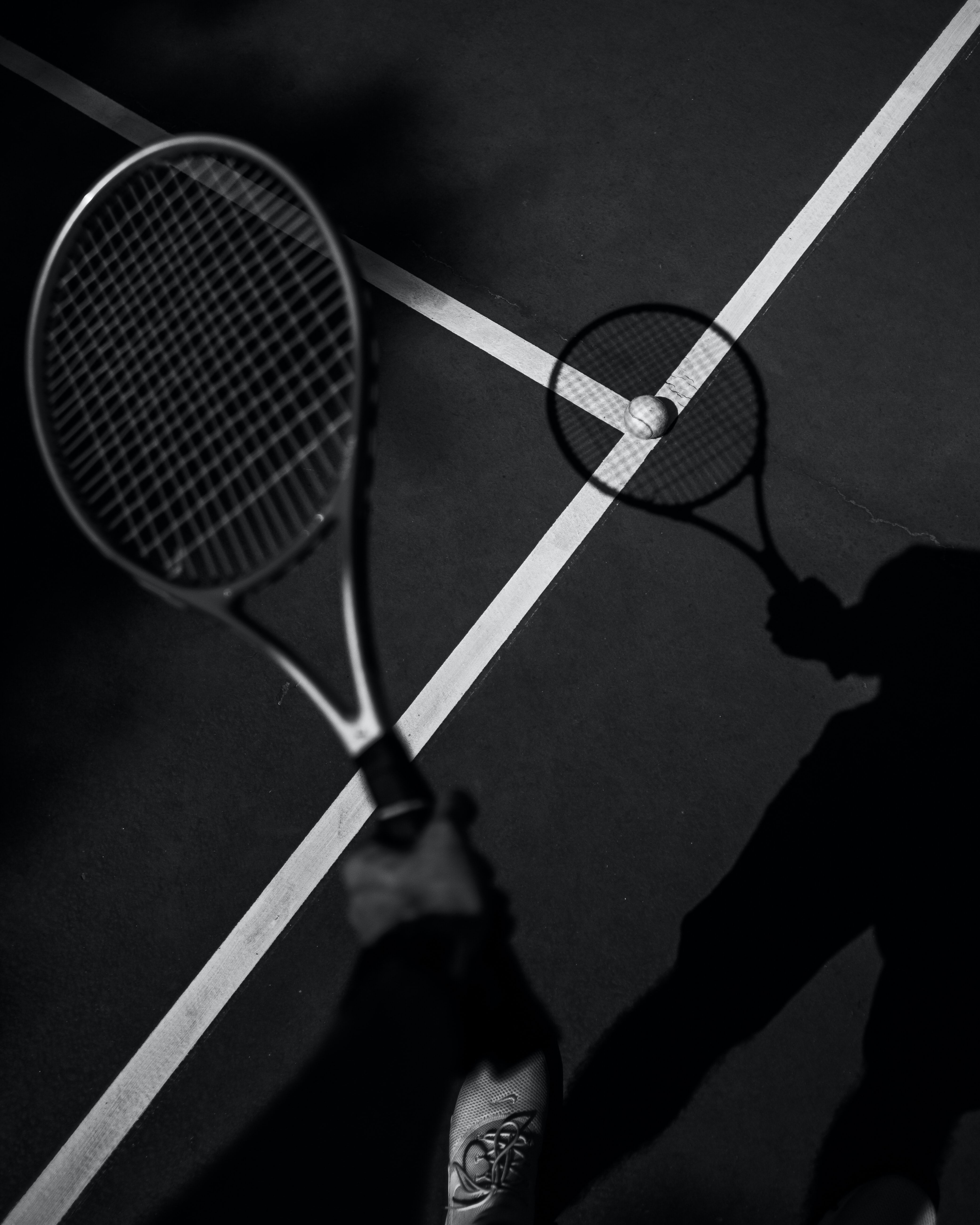 75792 Hintergrundbild herunterladen tennis, dunkel, bw, chb, schläger, tennis ball, tennisball - Bildschirmschoner und Bilder kostenlos