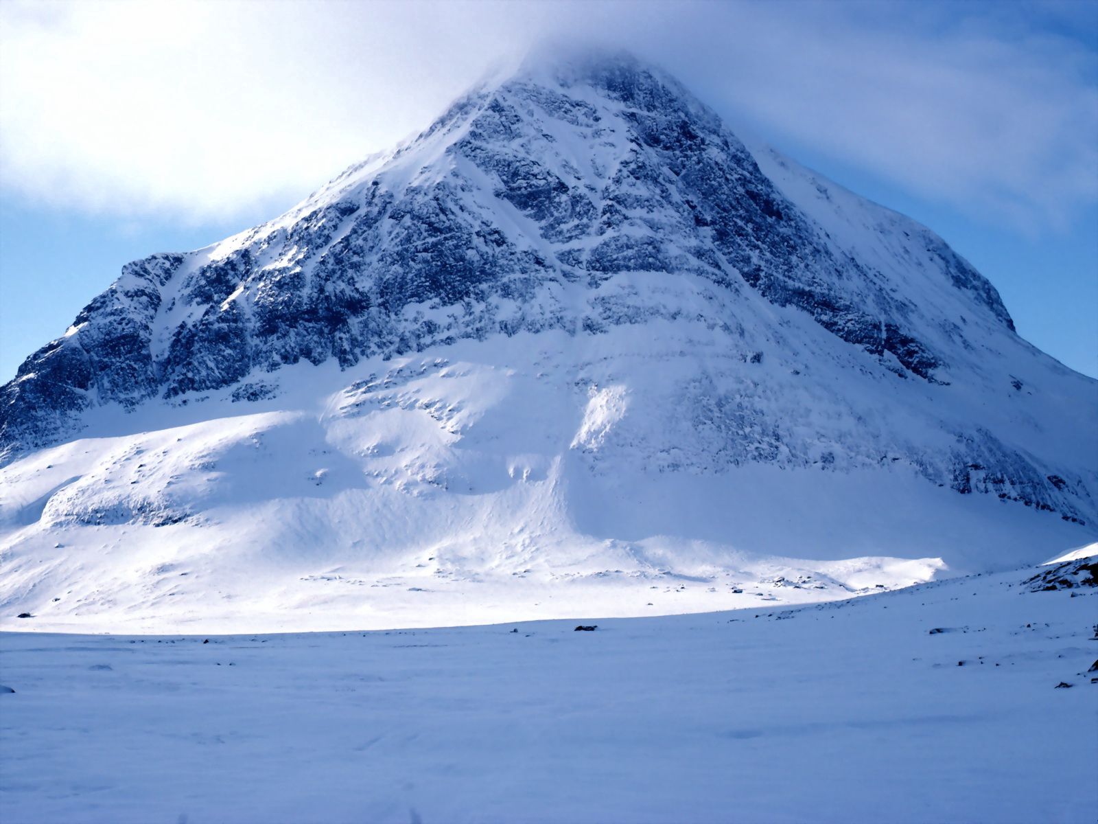 53203 Bild herunterladen natur, schnee, berg, scheitel, nach oben, nebel - Hintergrundbilder und Bildschirmschoner kostenlos