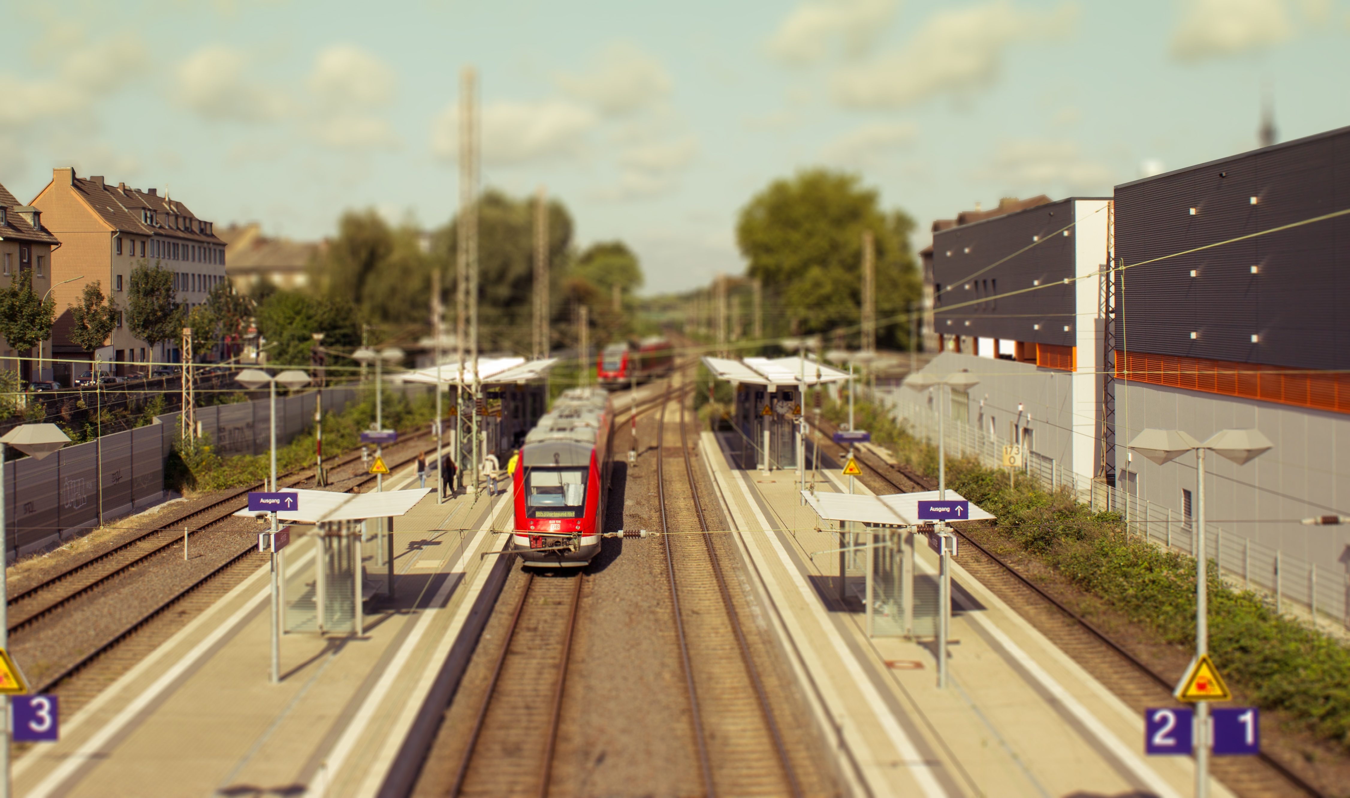 photography, tilt shift, miniature, train station, train 2160p