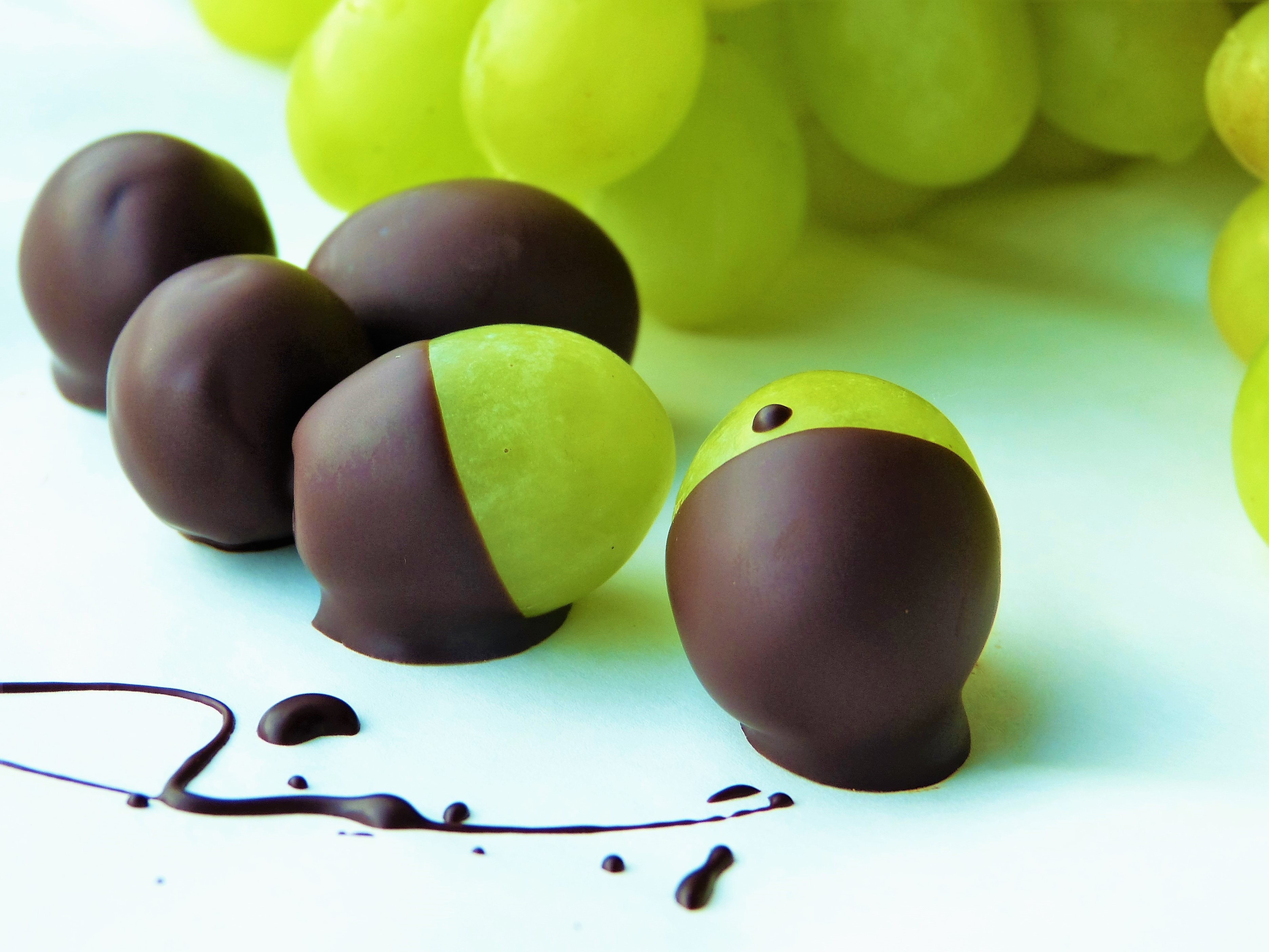 146900 download wallpaper chocolate, food, grapes, desert, glaze screensavers and pictures for free