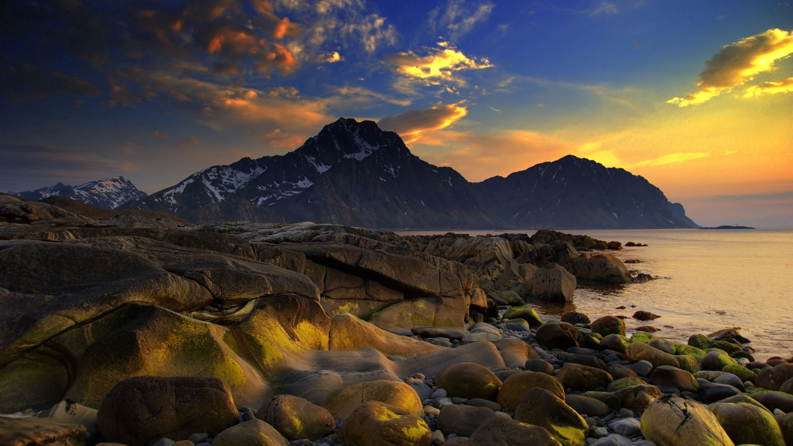 Laden Sie das Ufer, Natur, Stones, Sky, Mountains, Sea, Bank, Nass, Glatt, Abend-Bild kostenlos auf Ihren PC-Desktop herunter