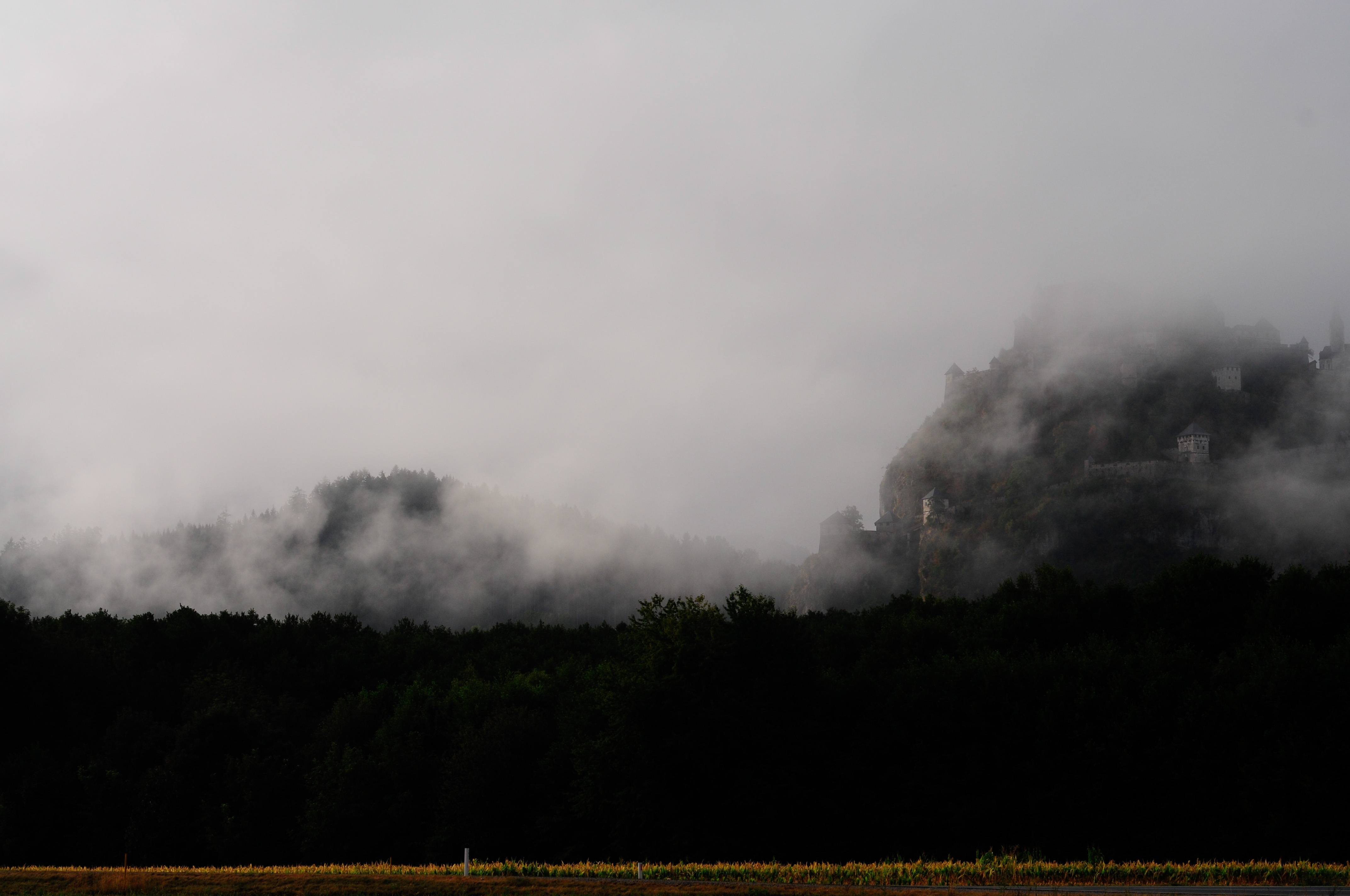 119404 Hintergrundbild herunterladen natur, festung, berg, wald, nebel - Bildschirmschoner und Bilder kostenlos