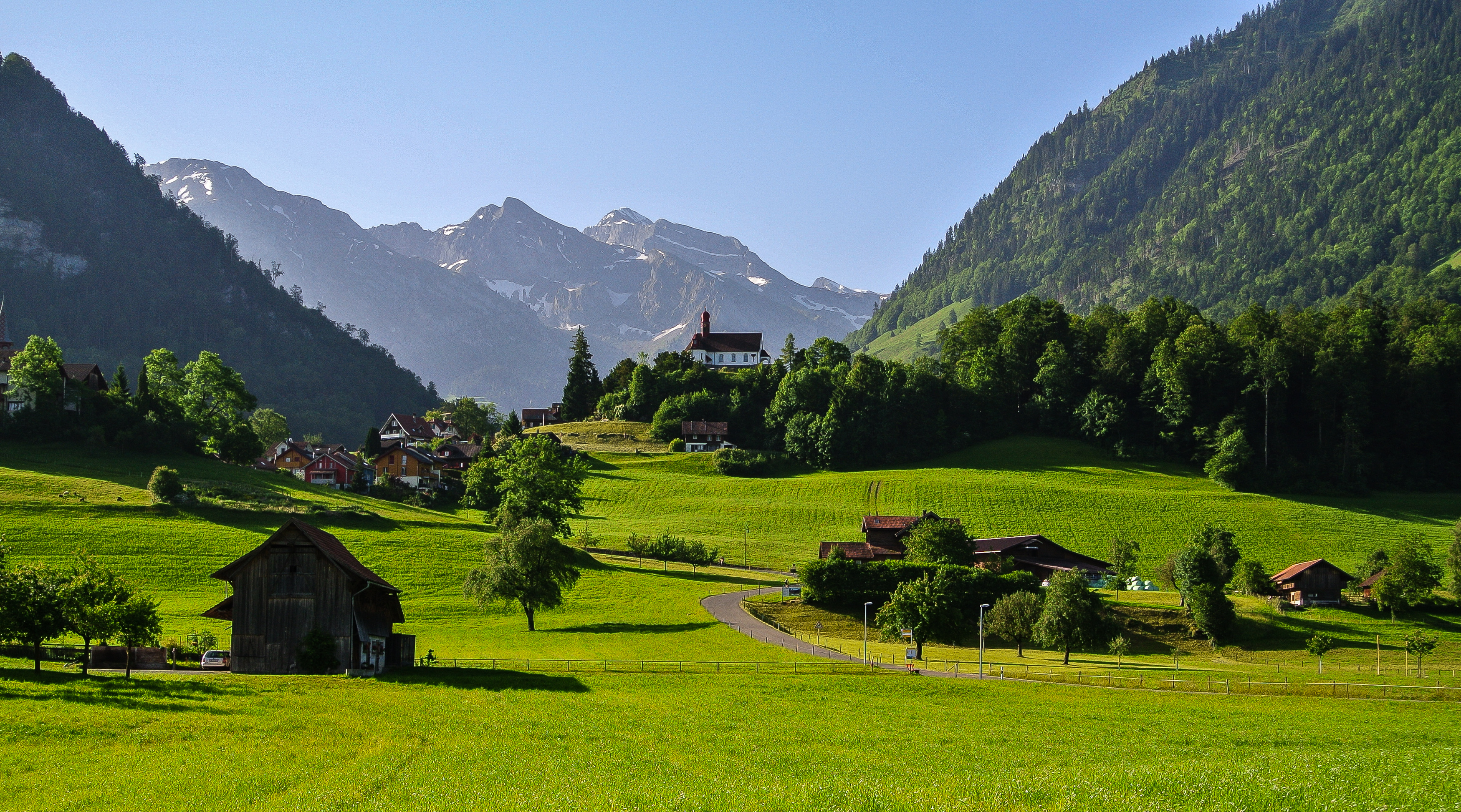 684553 скачать обои луга, утро, долина, деревня, швейцария, пейзаж, церковь, фотографии, гора - заставки и картинки бесплатно