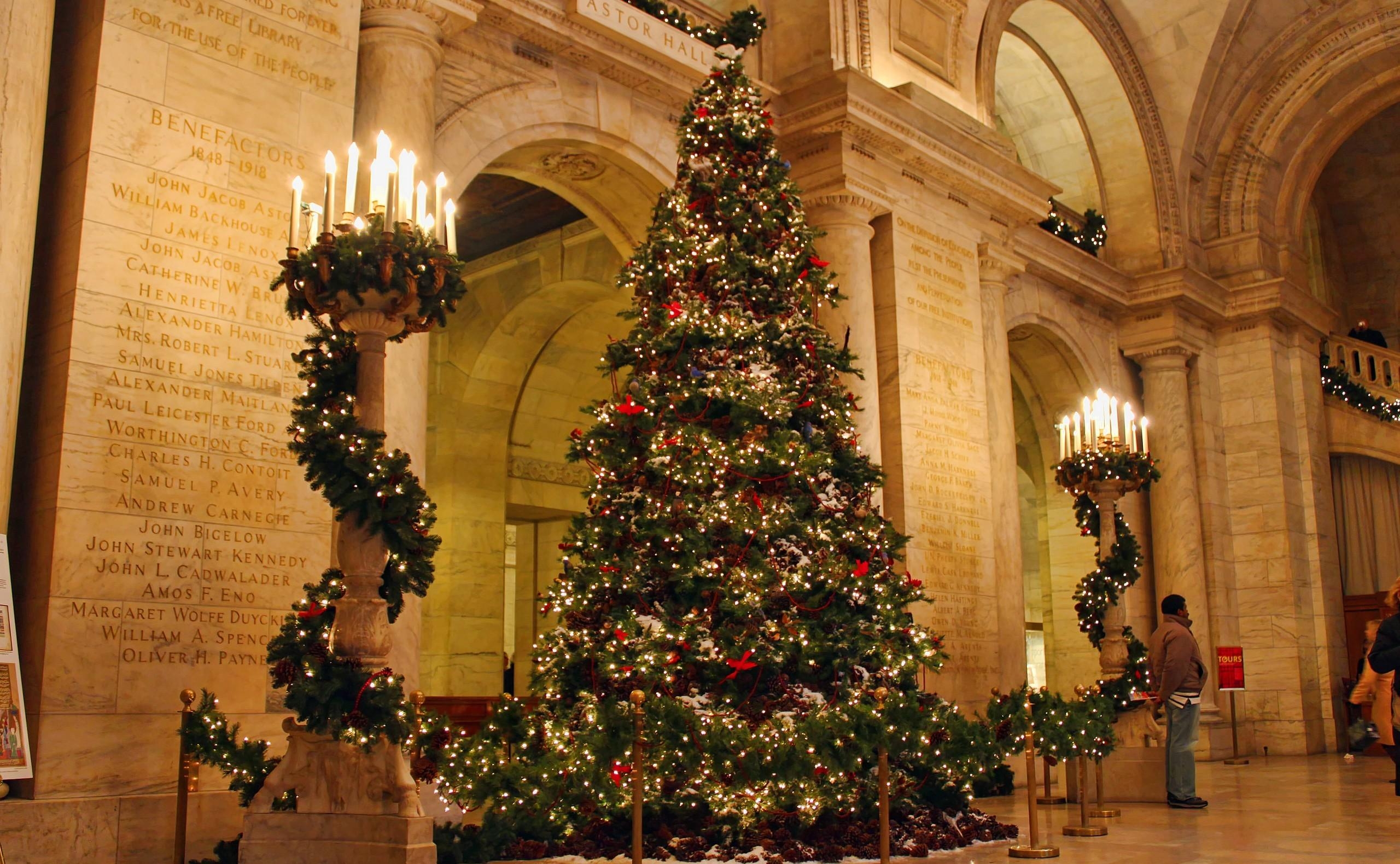 Handy-Wallpaper Weihnachtsbaum, Weihnachten, Feiertage, Kerzen, Urlaub, Säulen, Spalte, Palast kostenlos herunterladen.