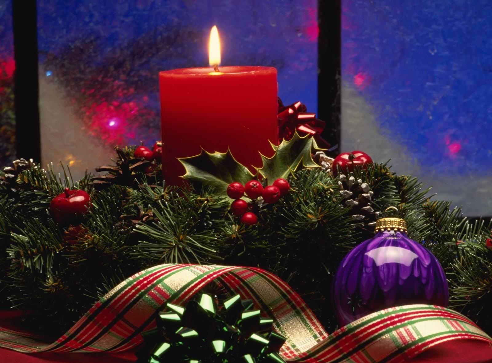 Handy-Wallpaper Feiertage, Nadeln, Urlaub, Ast, Zweig, Band, Weihnachtsschmuck, Weihnachtsbaum Spielzeug, Kerze kostenlos herunterladen.