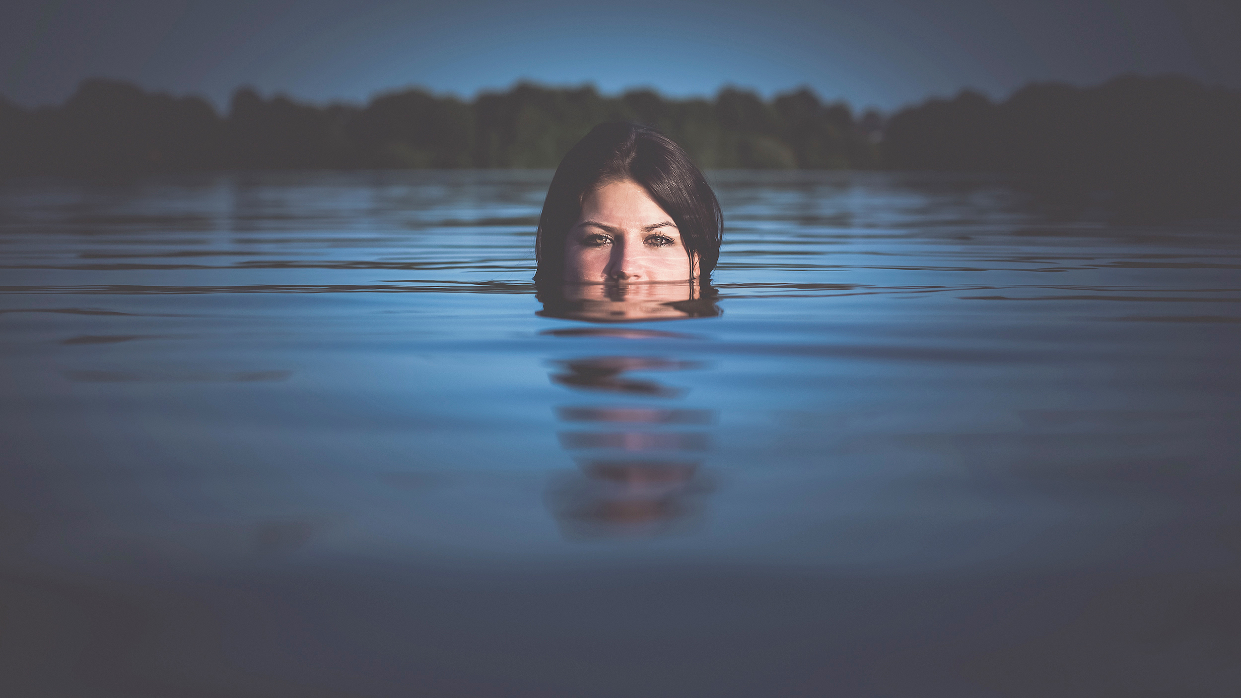 Плывут какое лицо. Фотосессия в воде. Девушка в озере ночью. Девушки на озере. Девушка в воде.