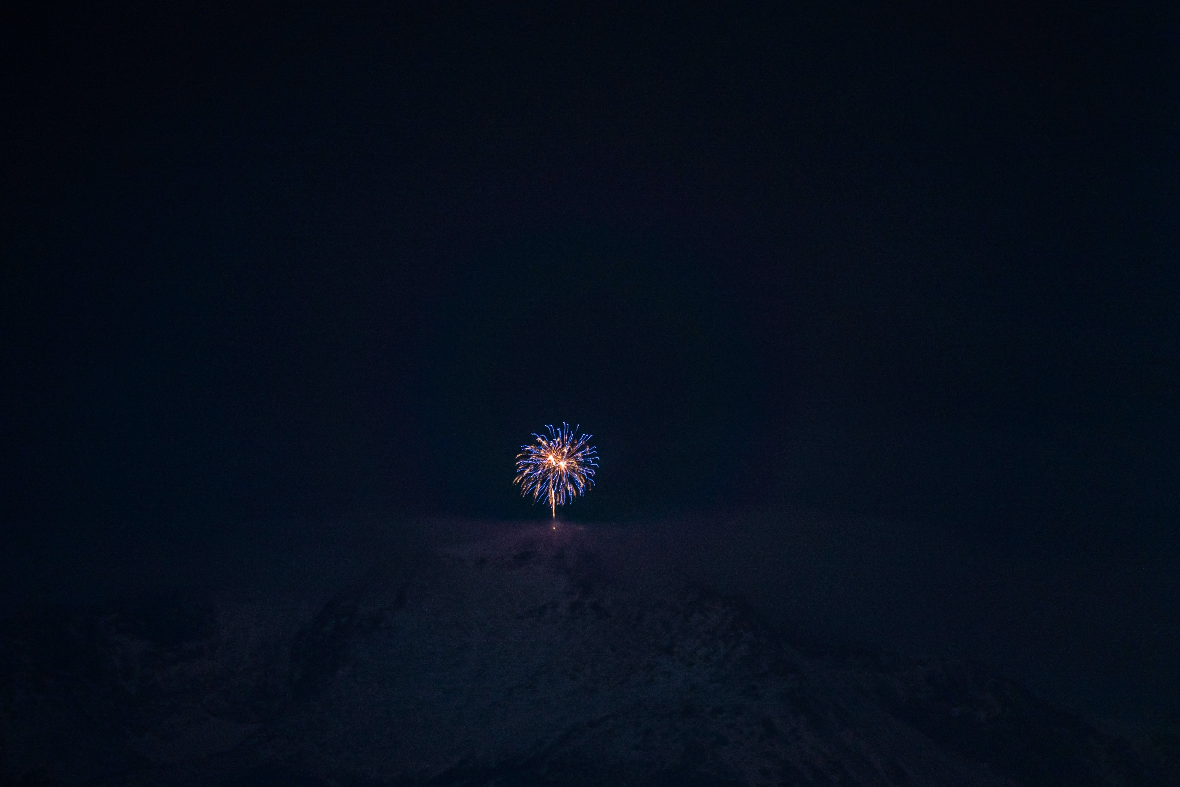 116281 Hintergrundbild herunterladen mountains, dunkel, feiertage, übernachtung, dunkelheit, feuerwerk - Bildschirmschoner und Bilder kostenlos
