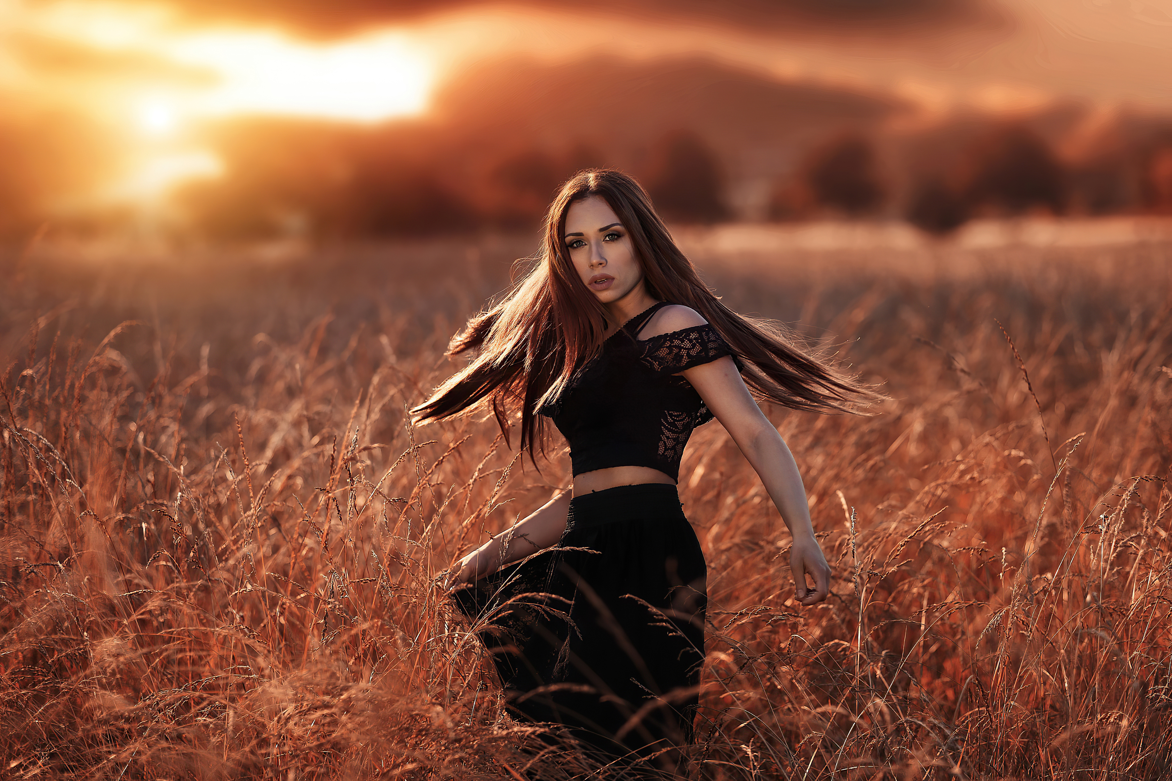 Красивая девушка айдамир. Алессандро ди Чикко портрет взгляд. Девушка в поле. Фотосессия девушки на природе. Красивая фотосессия в поле.