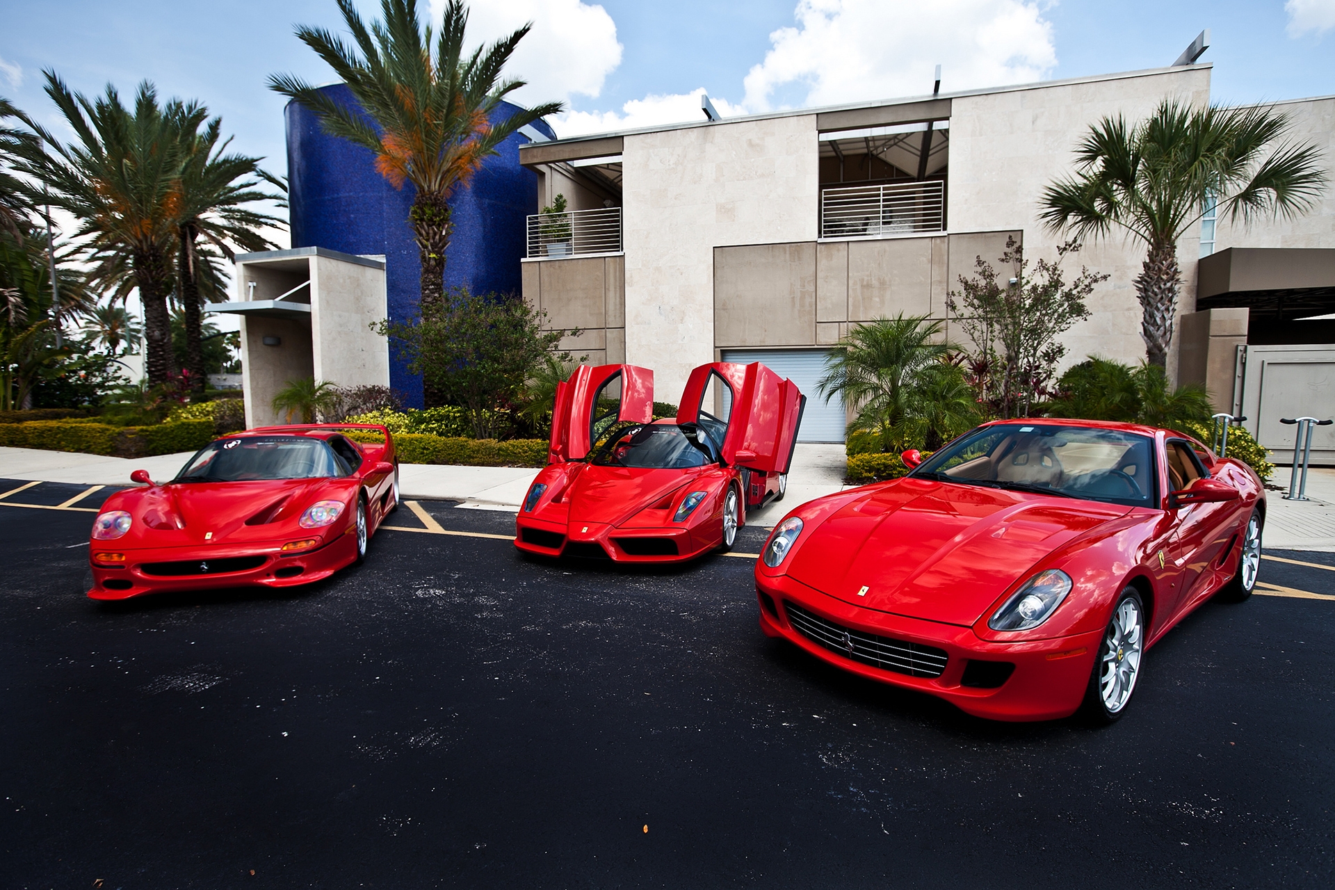 65657 Заставки и Обои Феррари (Ferrari) на телефон. Скачать здание, красный, пальмы, тачки (cars) картинки бесплатно