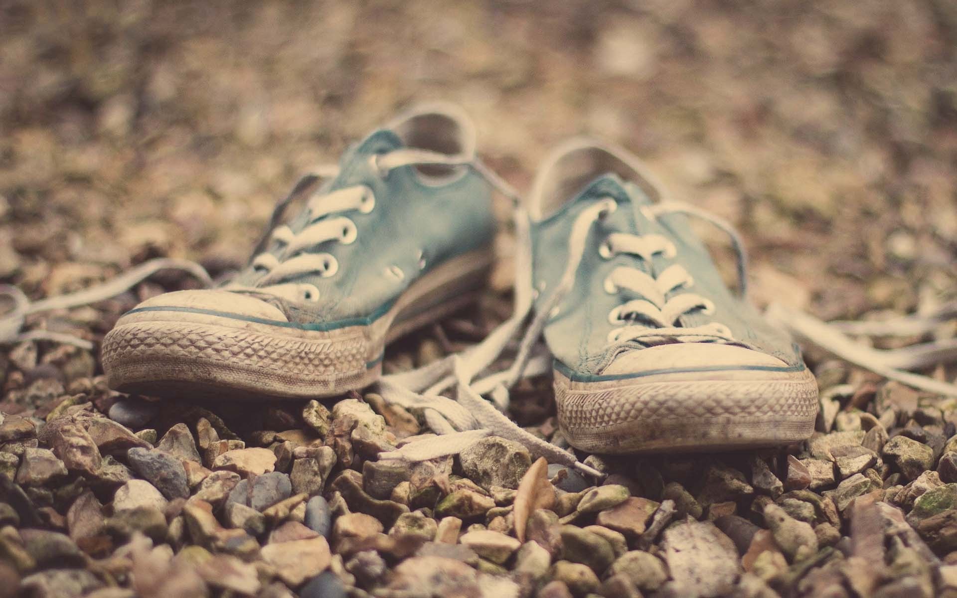 Old sneakers, miscellaneous, footwear, stones 8k Backgrounds