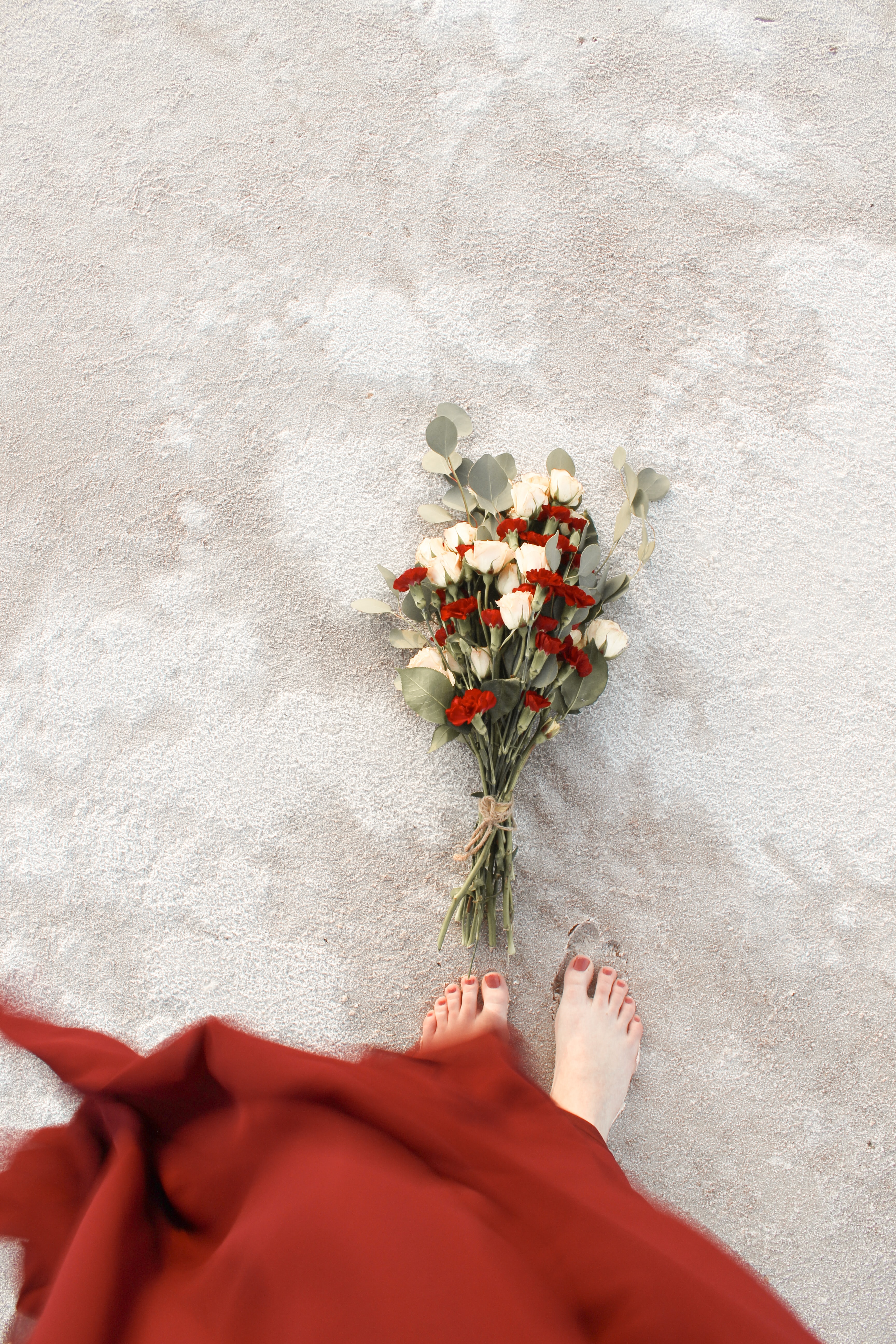 miscellanea, flowers, bouquet, legs, eucalyptus, miscellaneous, beach, girl HD wallpaper