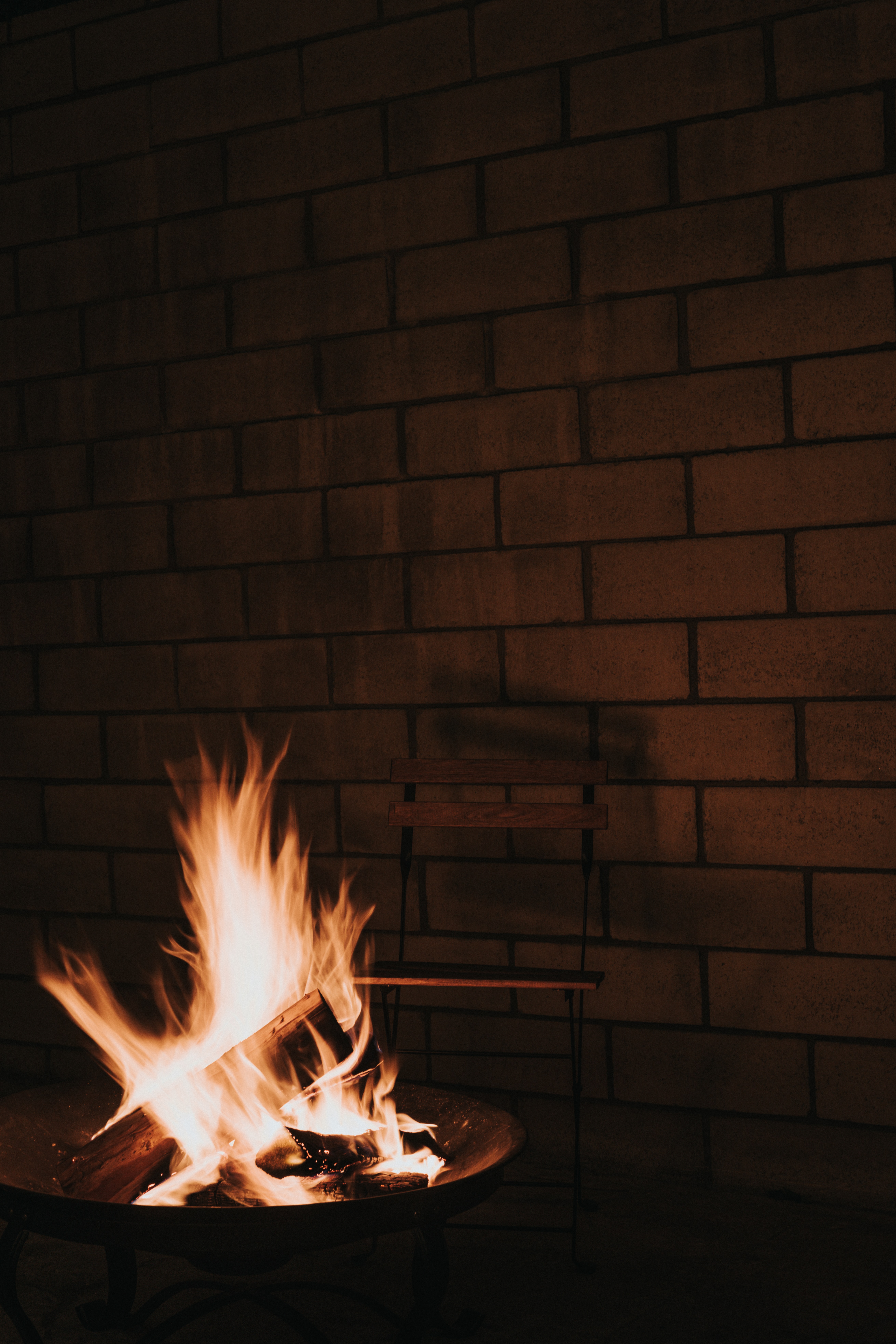 Handy-Wallpaper Feuer, Bonfire, Dunkel, Flamme, Der Stuhl, Stuhl, Brennholz kostenlos herunterladen.