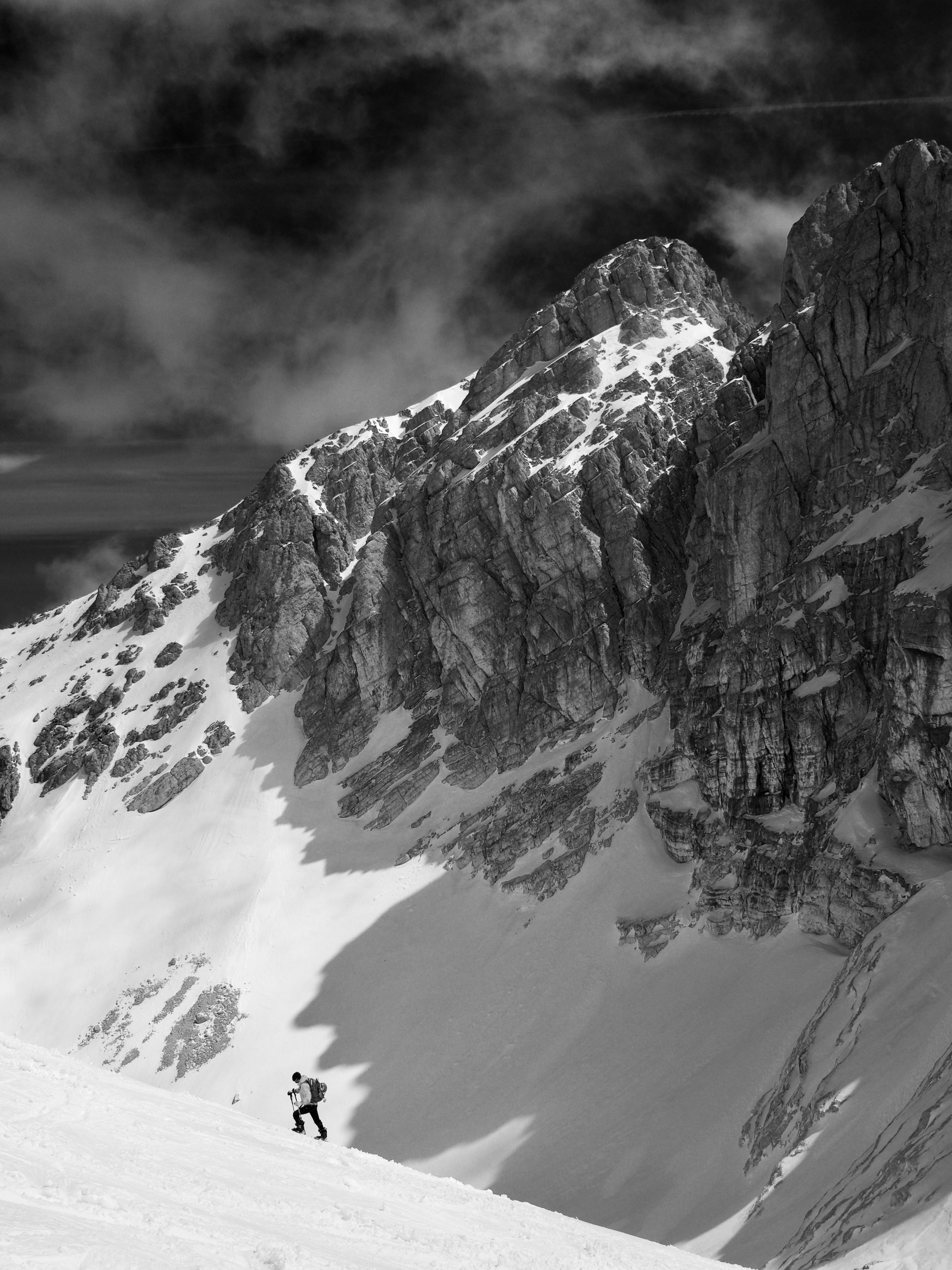 118612 Bildschirmschoner und Hintergrundbilder Bergsteiger auf Ihrem Telefon. Laden Sie chb, schnee, bw, natur Bilder kostenlos herunter