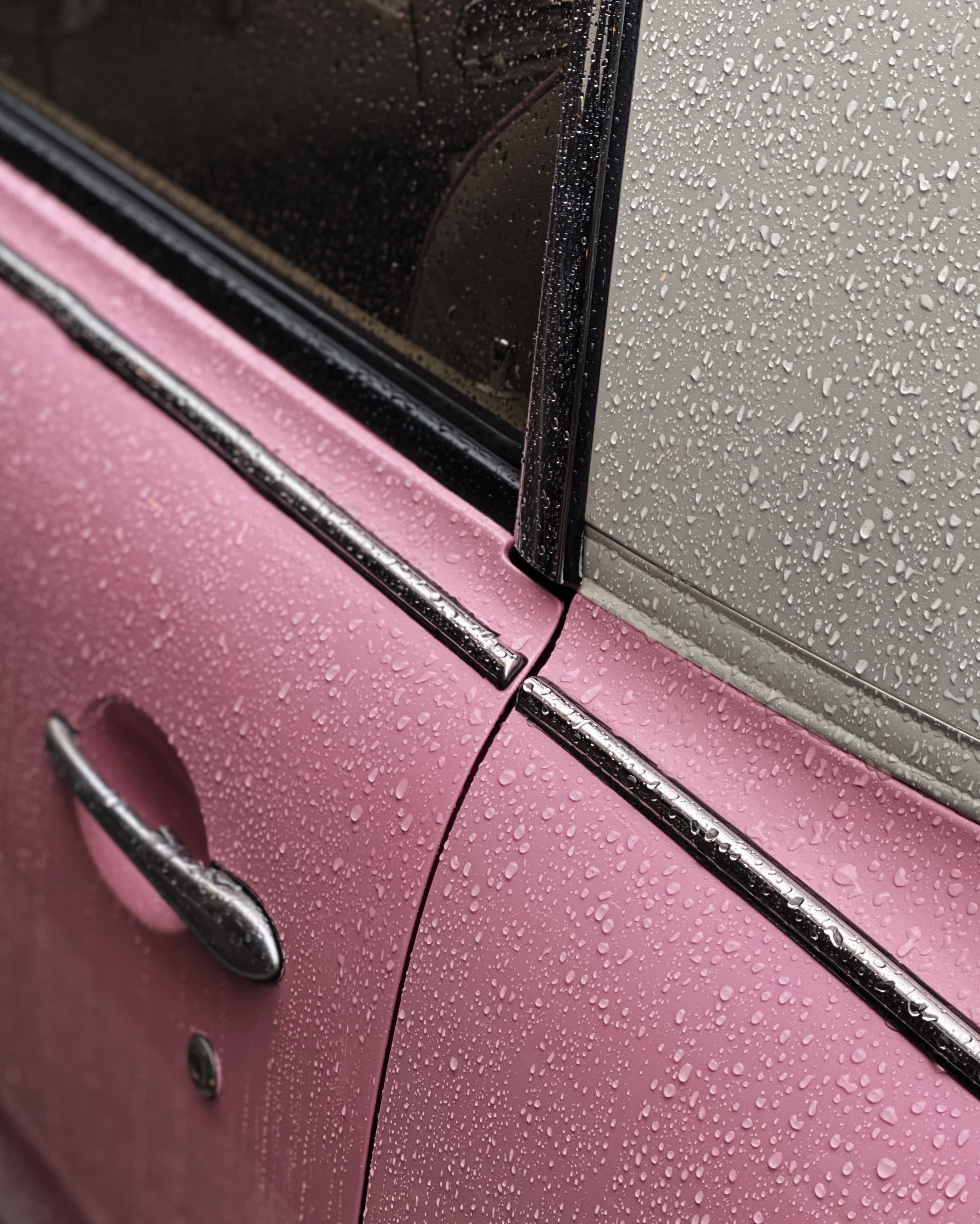 154194 завантажити шпалери рожевий, краплі, тачки, мокрий, автомобіль - заставки і картинки безкоштовно