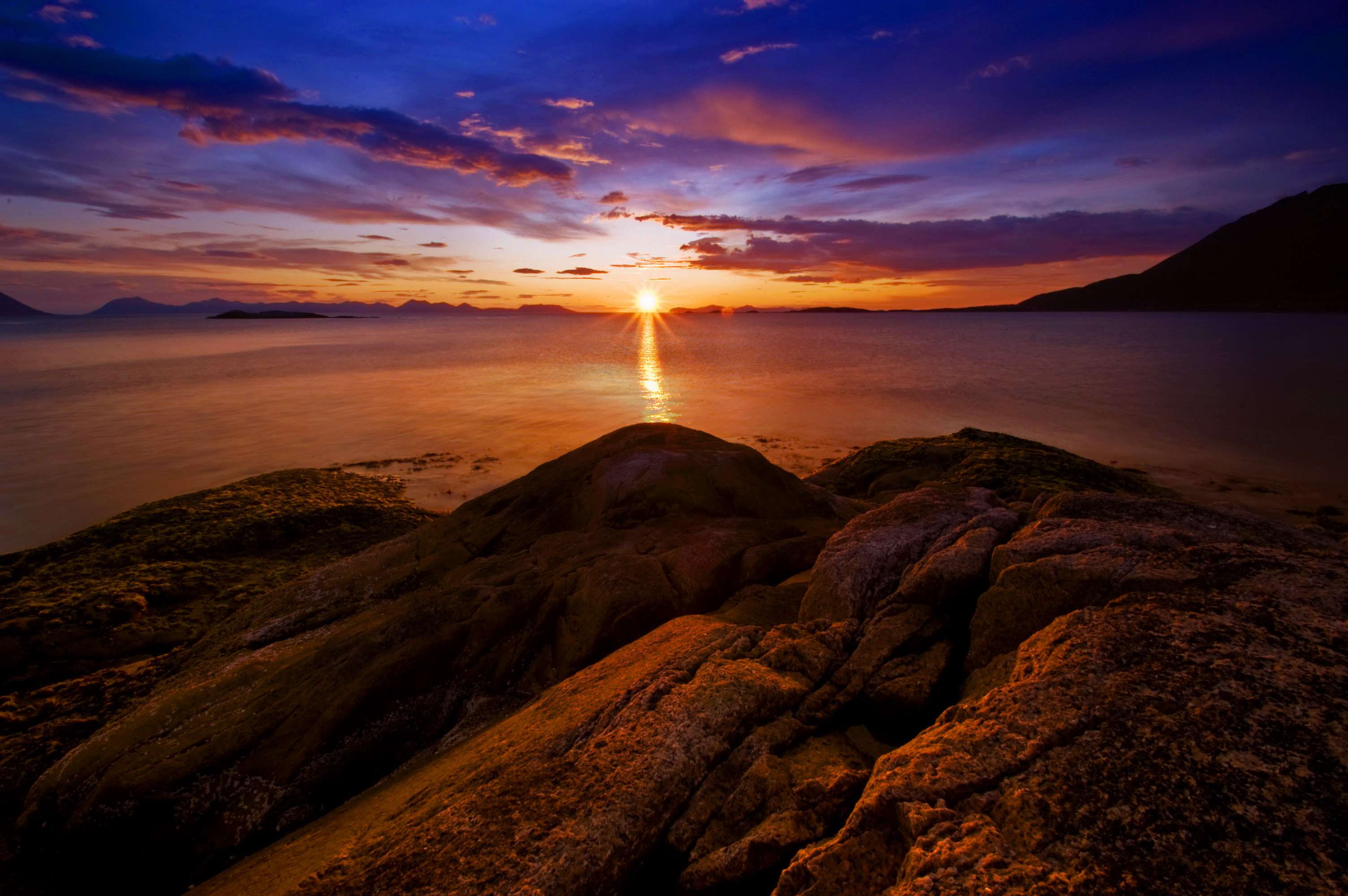 Handy-Wallpaper Natur, Sunset, Sea, Felsen, Die Steine, Horizont, Norwegen kostenlos herunterladen.