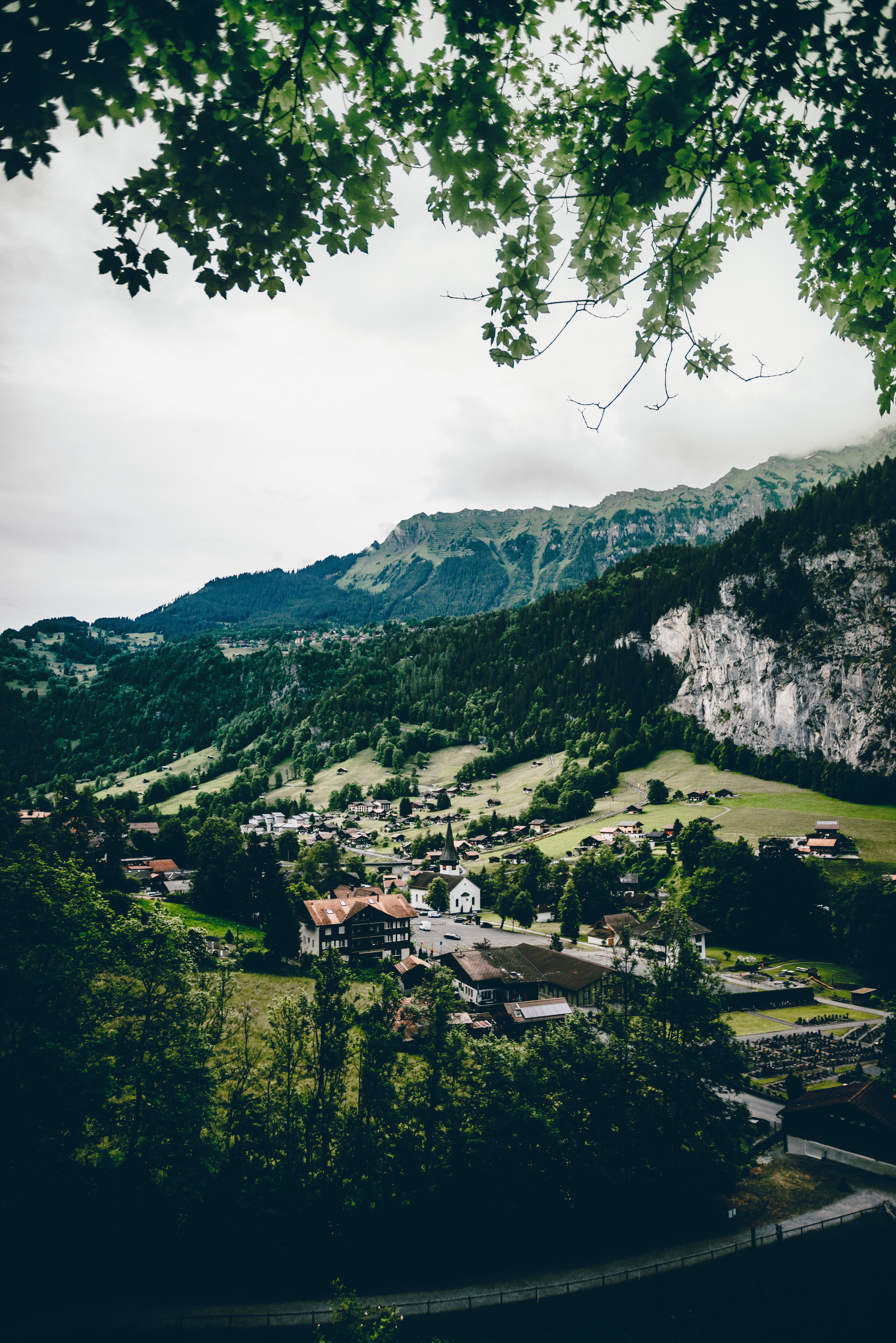 85864 скачать обои города, горы, вид сверху, швейцария, деревня, лаутербруннен - заставки и картинки бесплатно