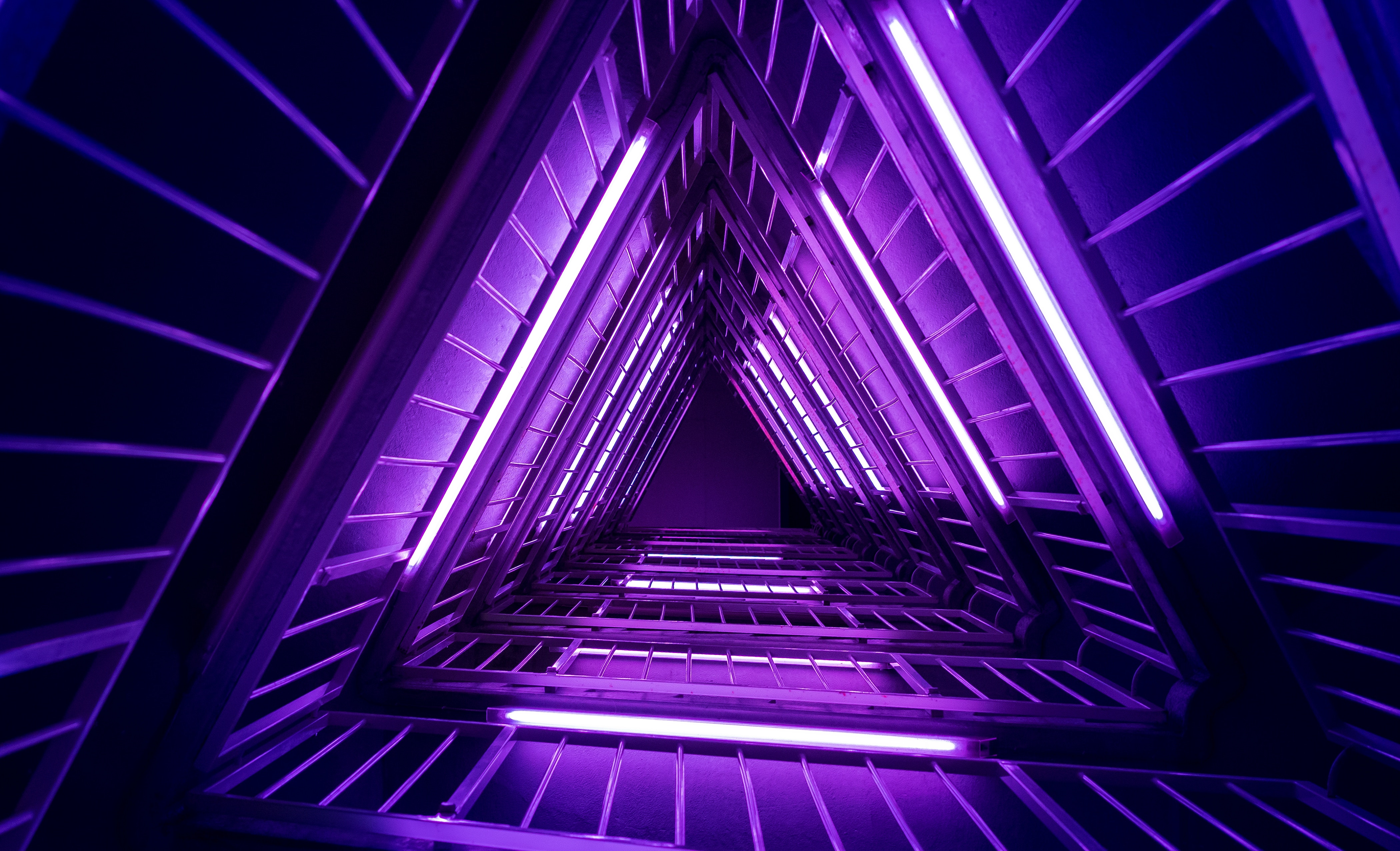 101058 descargar fondo de pantalla luz, violeta, brillar, escaleras, minimalismo, escalera, púrpura: protectores de pantalla e imágenes gratis