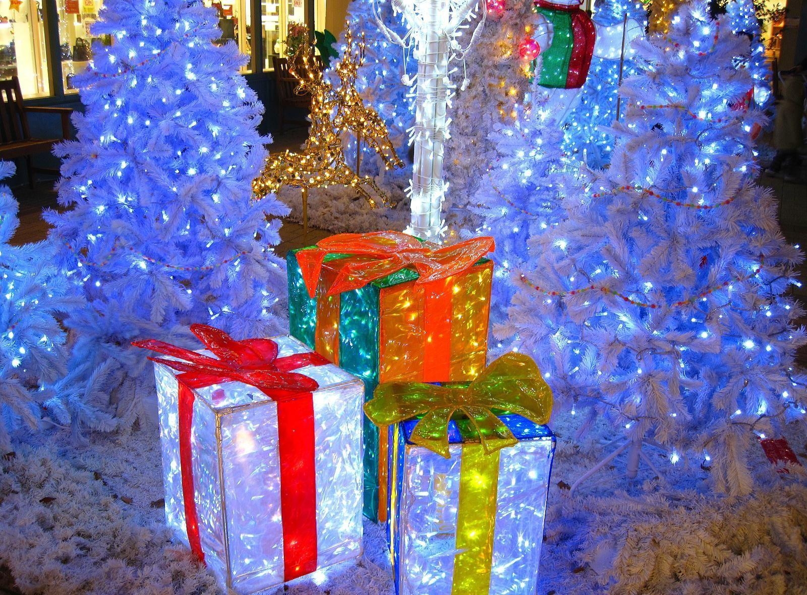 お使いの携帯電話の93704スクリーンセーバーと壁紙光。 モミの木, プレゼント, 新年, 休日の写真を無料でダウンロード
