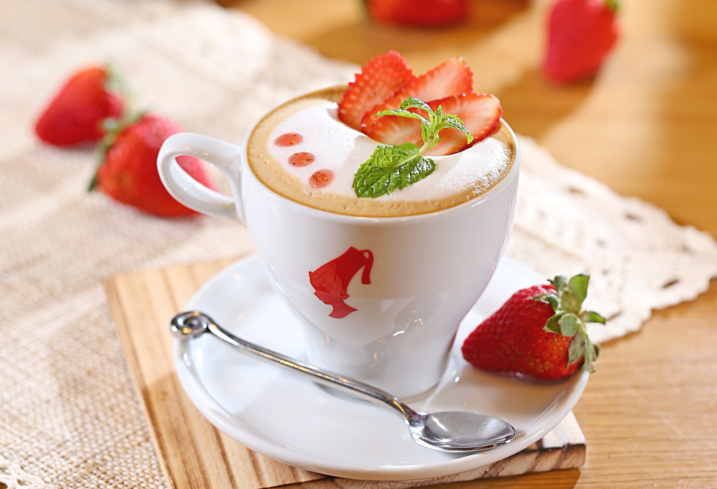 65510 download wallpaper strawberry, food, sweet, foam, cappuccino screensavers and pictures for free