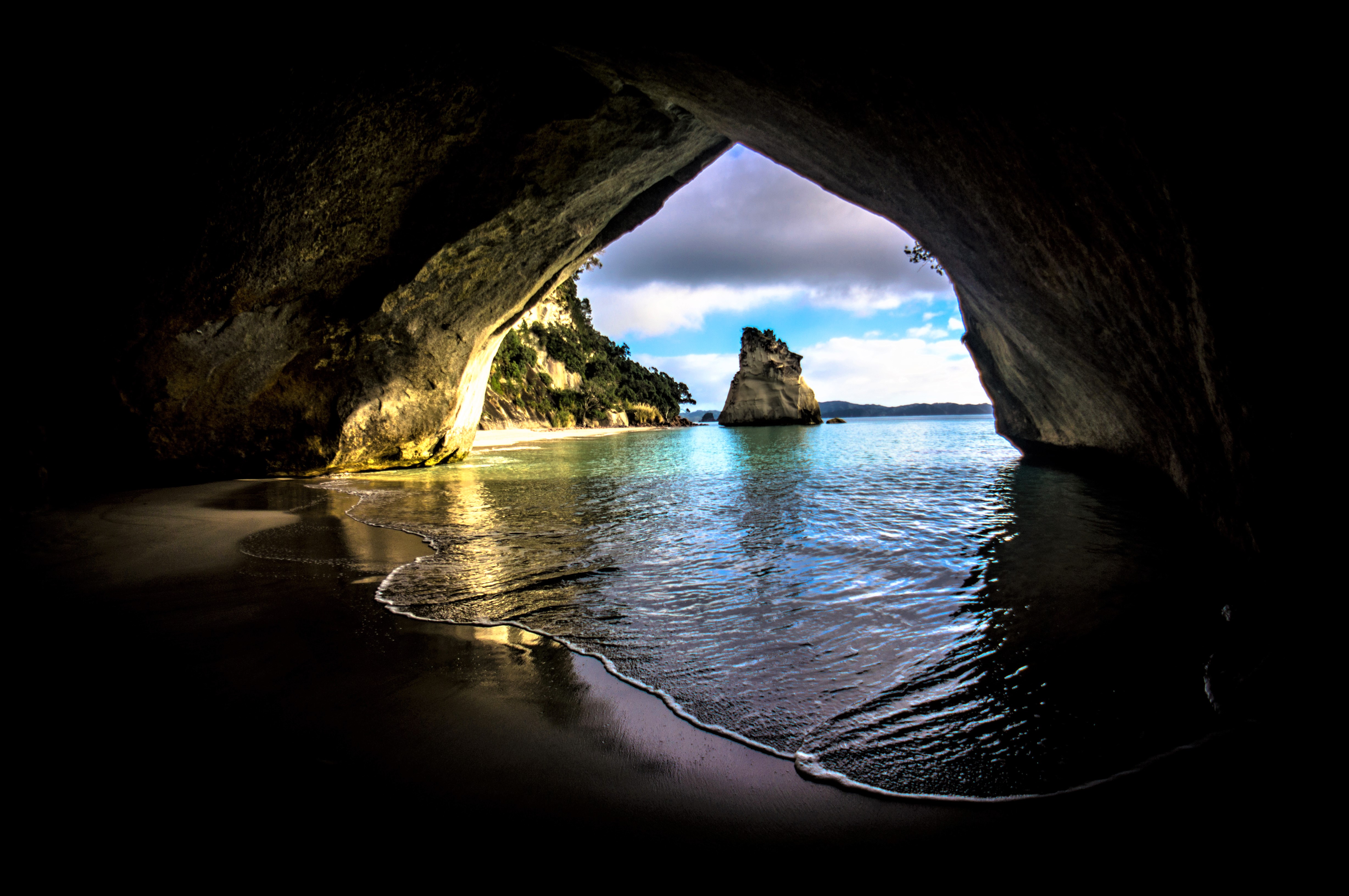 Cave 3. Морская пещера Бенагил. Вид из пещеры. Прибрежная пещера. Пещера в скале.