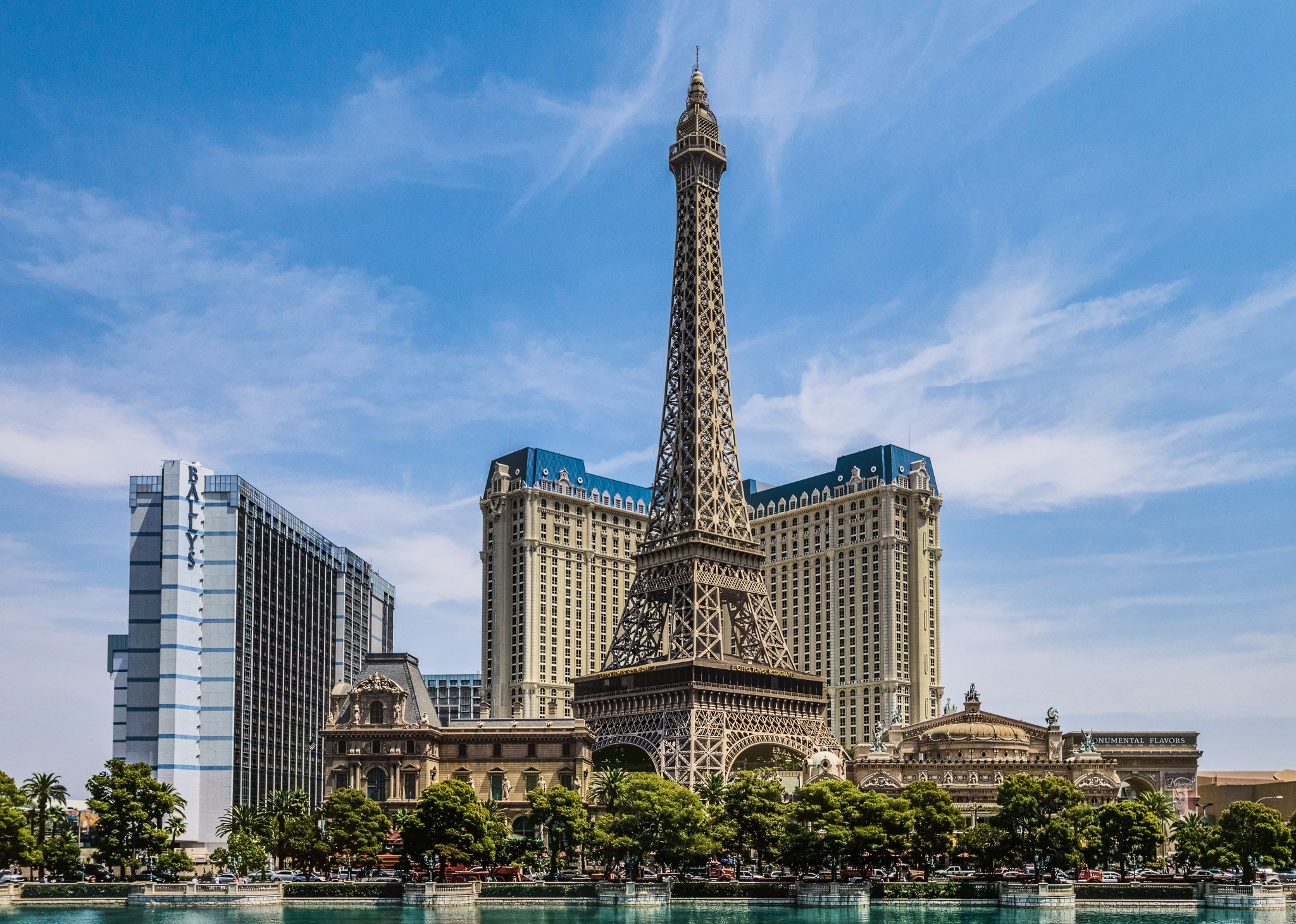 Paris united. Отель Париж Лас Вегас. Лас Вегас Эйфелева башня. Лас Вегас Эйфелева башня казино. Эйфелева башня в США.