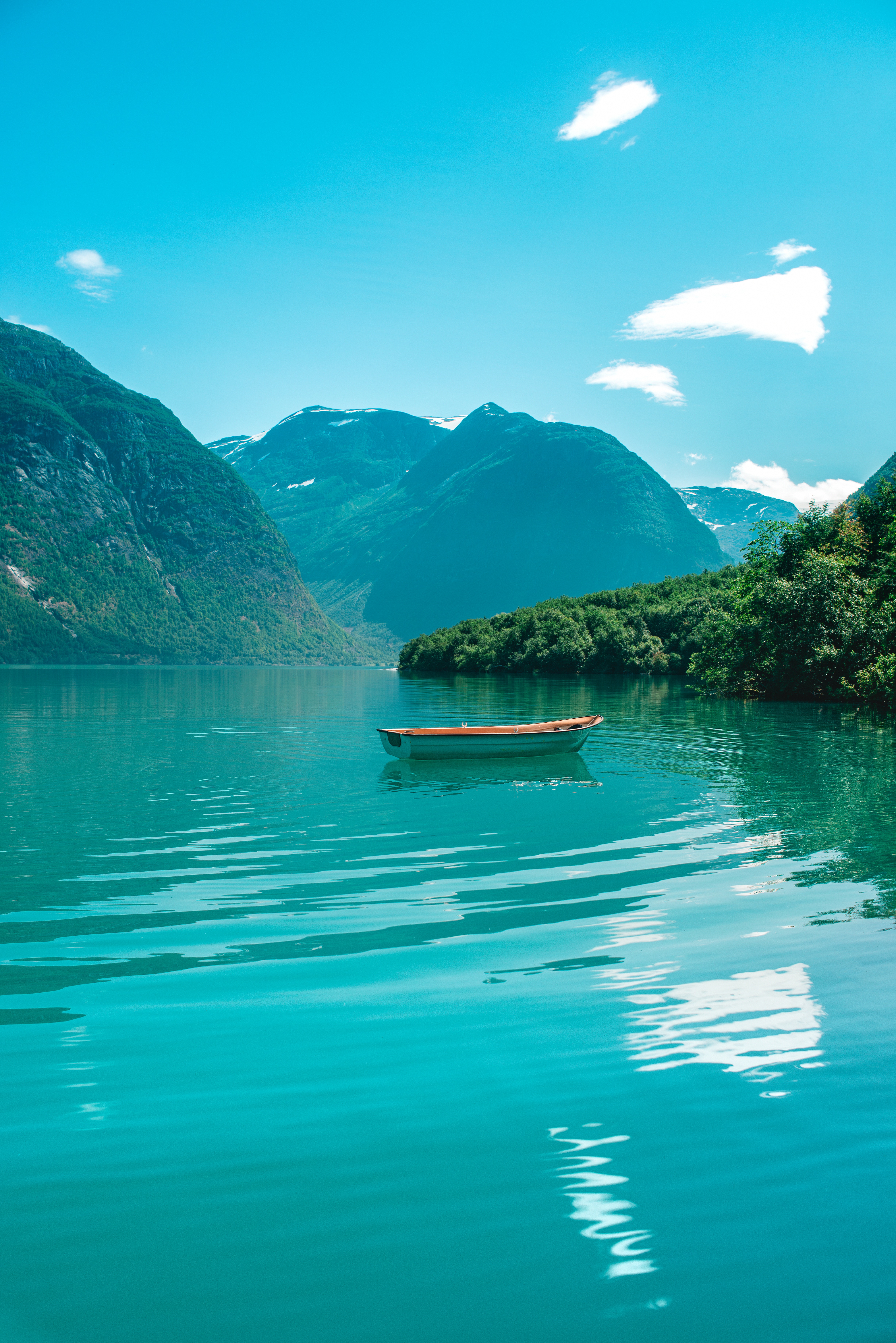 Скачать бесплатно картинку 136417: природа, горы, вода, лодка обои на телефон