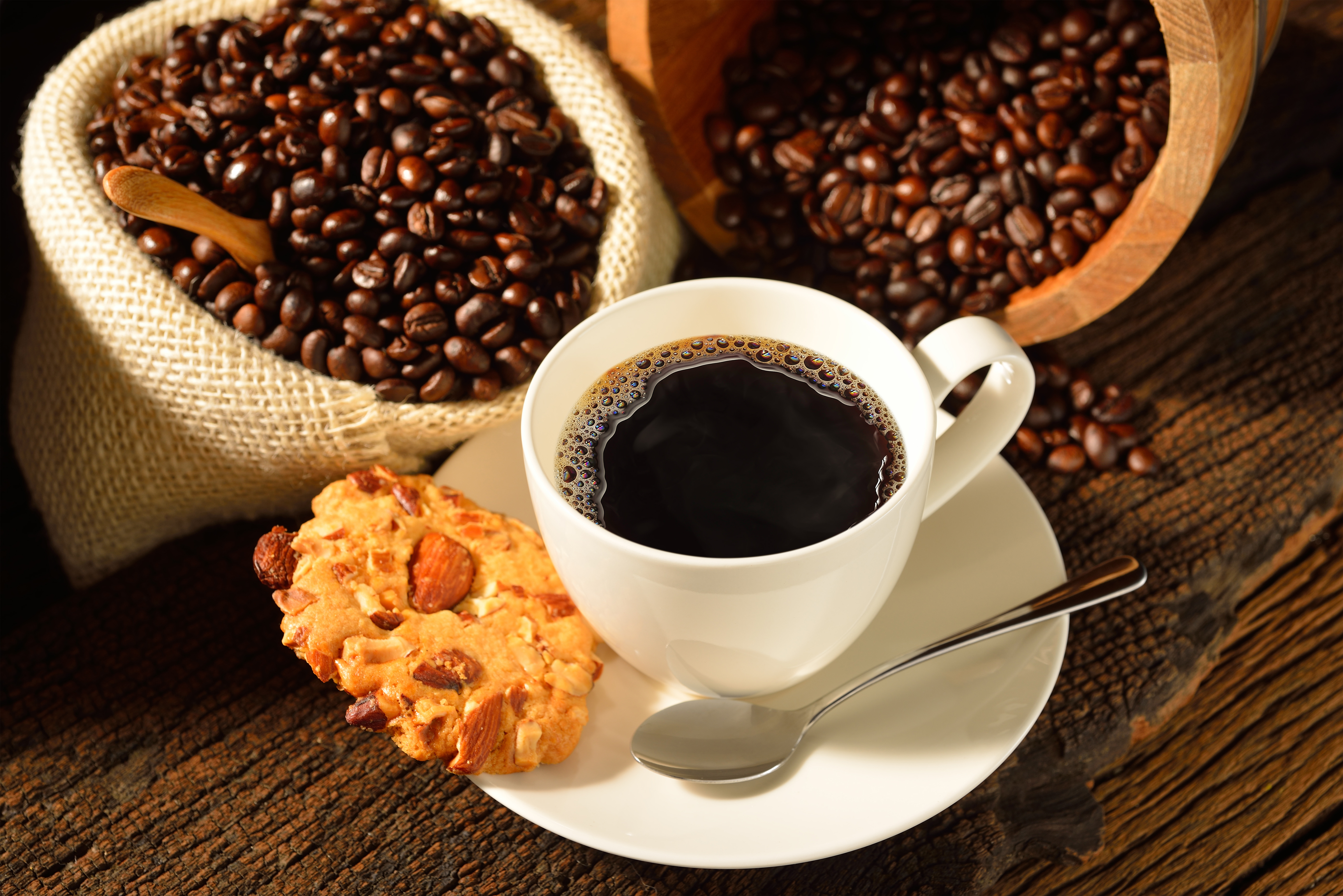 Чашка кофе на кофейных зернах