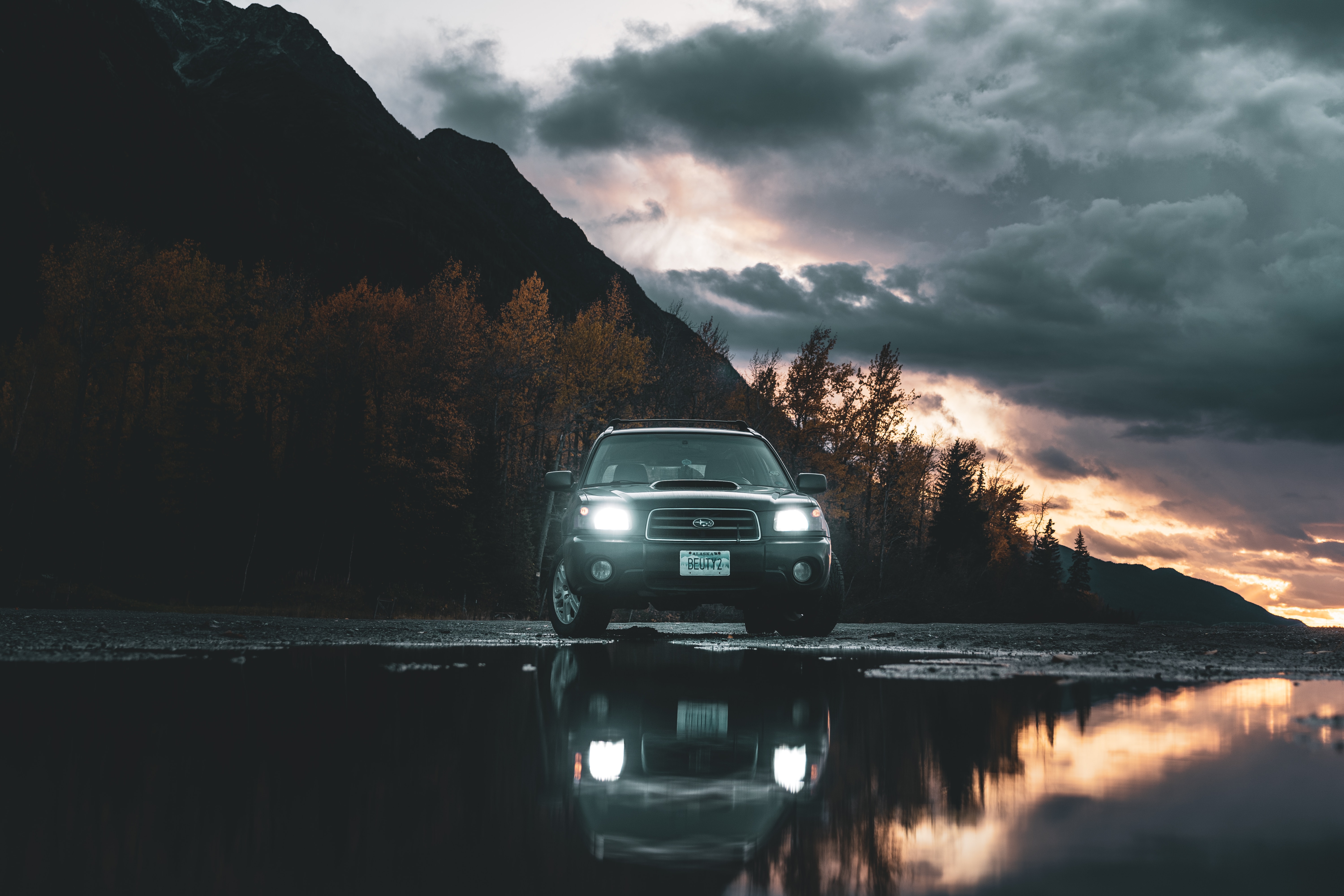 Suv car, water, black, reflection Lock Screen
