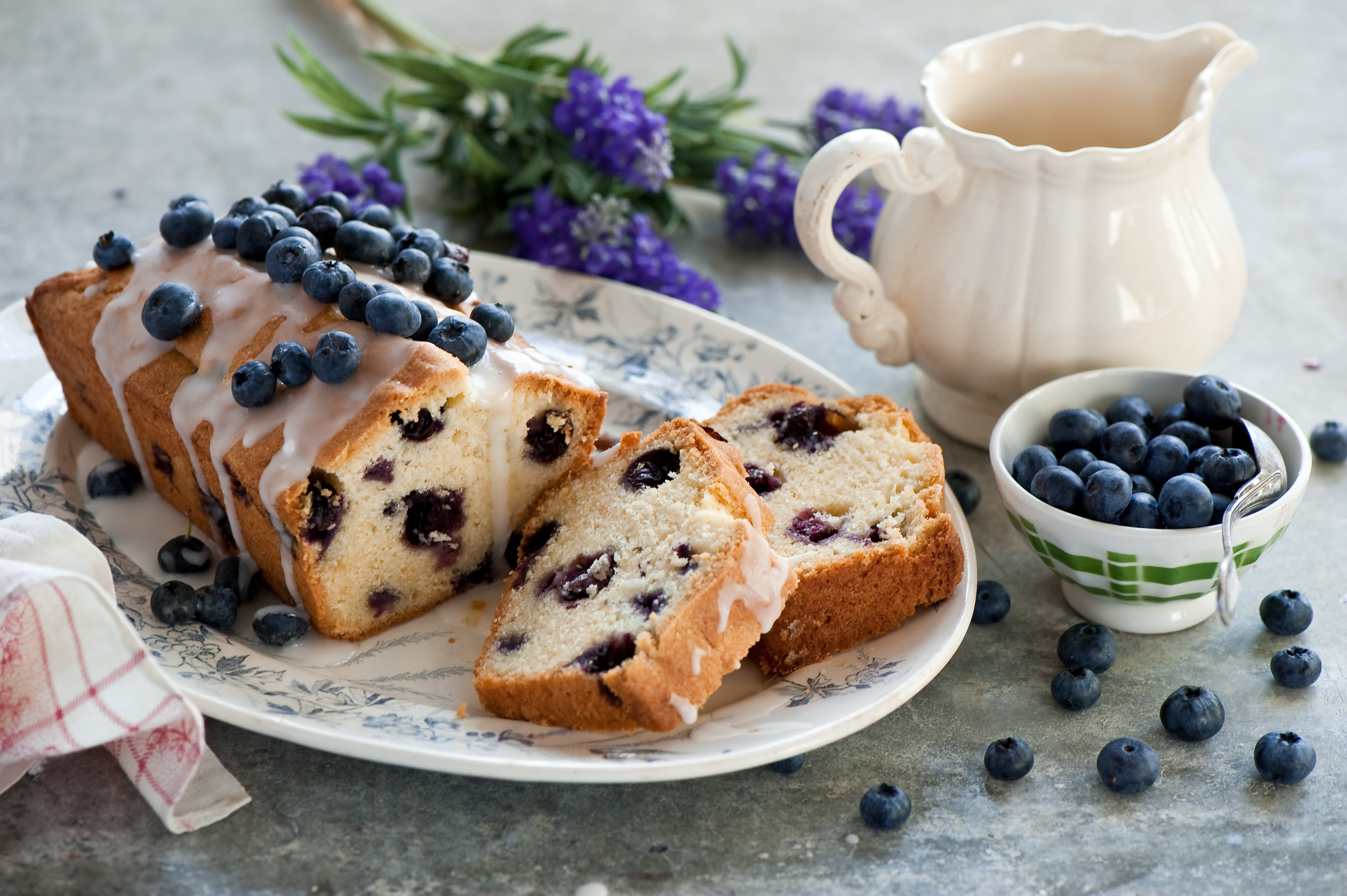 152168 download wallpaper food, bilberries, berries, cake, bakery products, baking, glaze screensavers and pictures for free