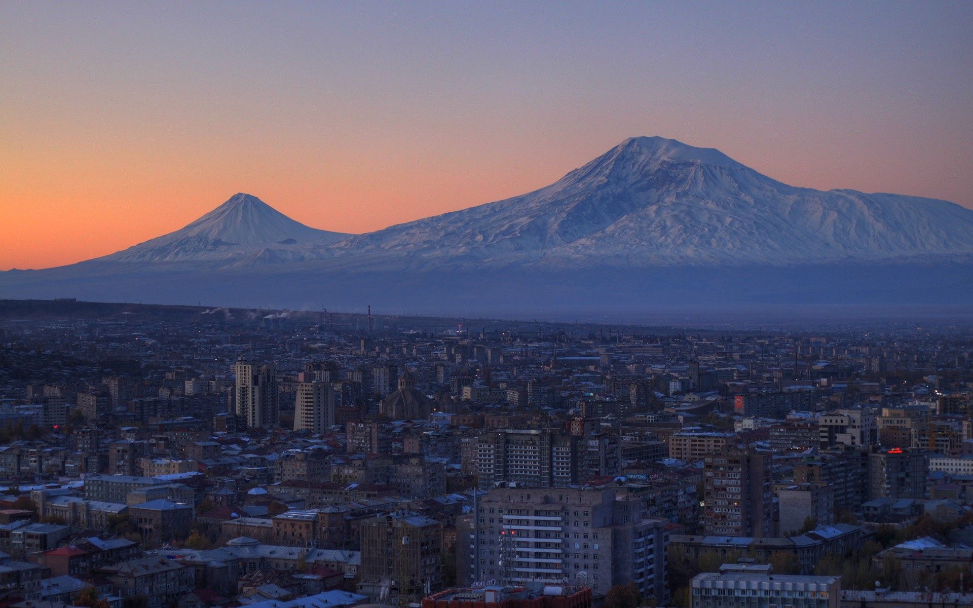 Handy-Wallpaper Landschaft, Städte, Häuser, Mountains, Stadt, Armenien, Eriwan, Ararat kostenlos herunterladen.