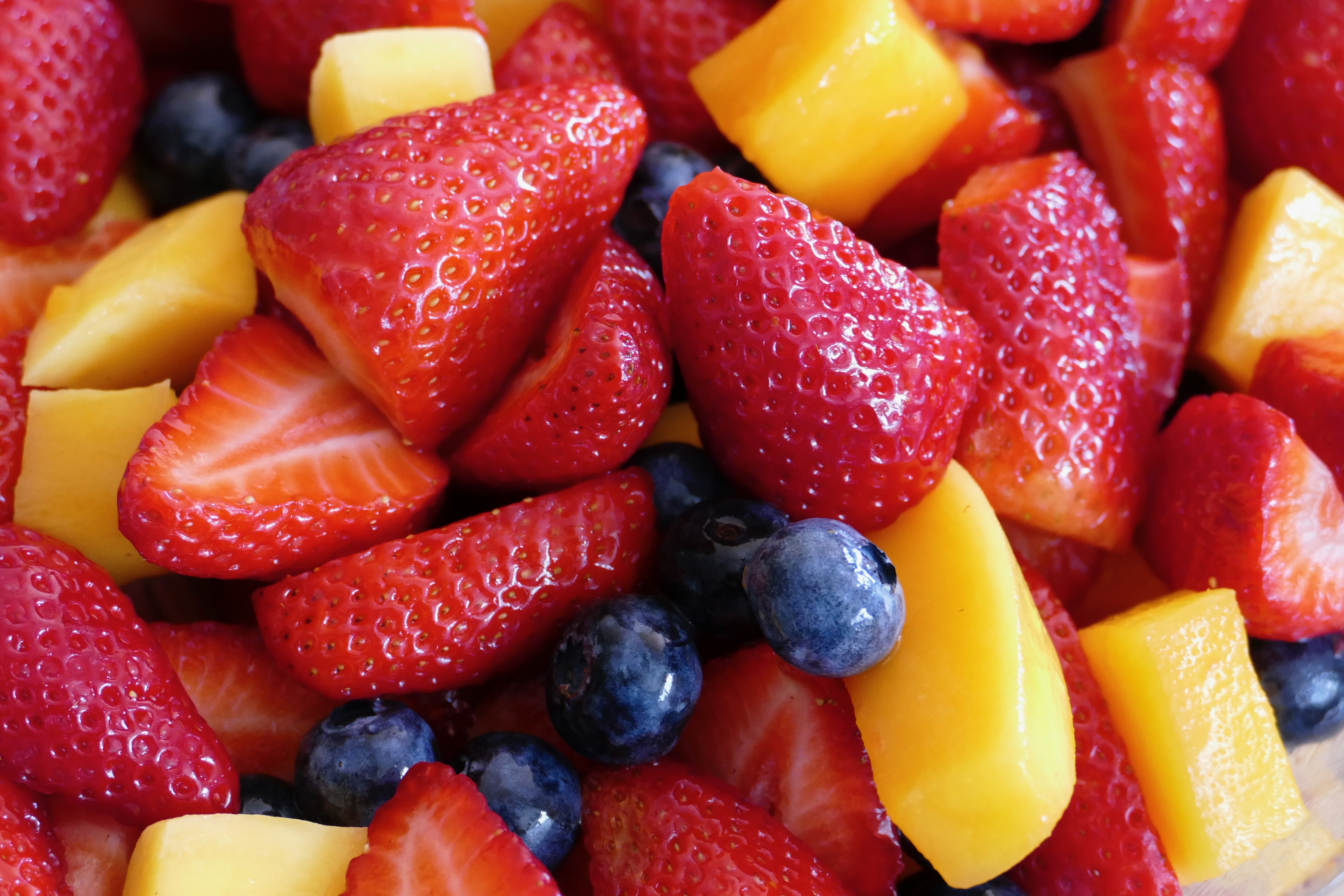 Handy-Wallpaper Lebensmittel, Erdbeere, Blueberry, Berries, Saftig kostenlos herunterladen.
