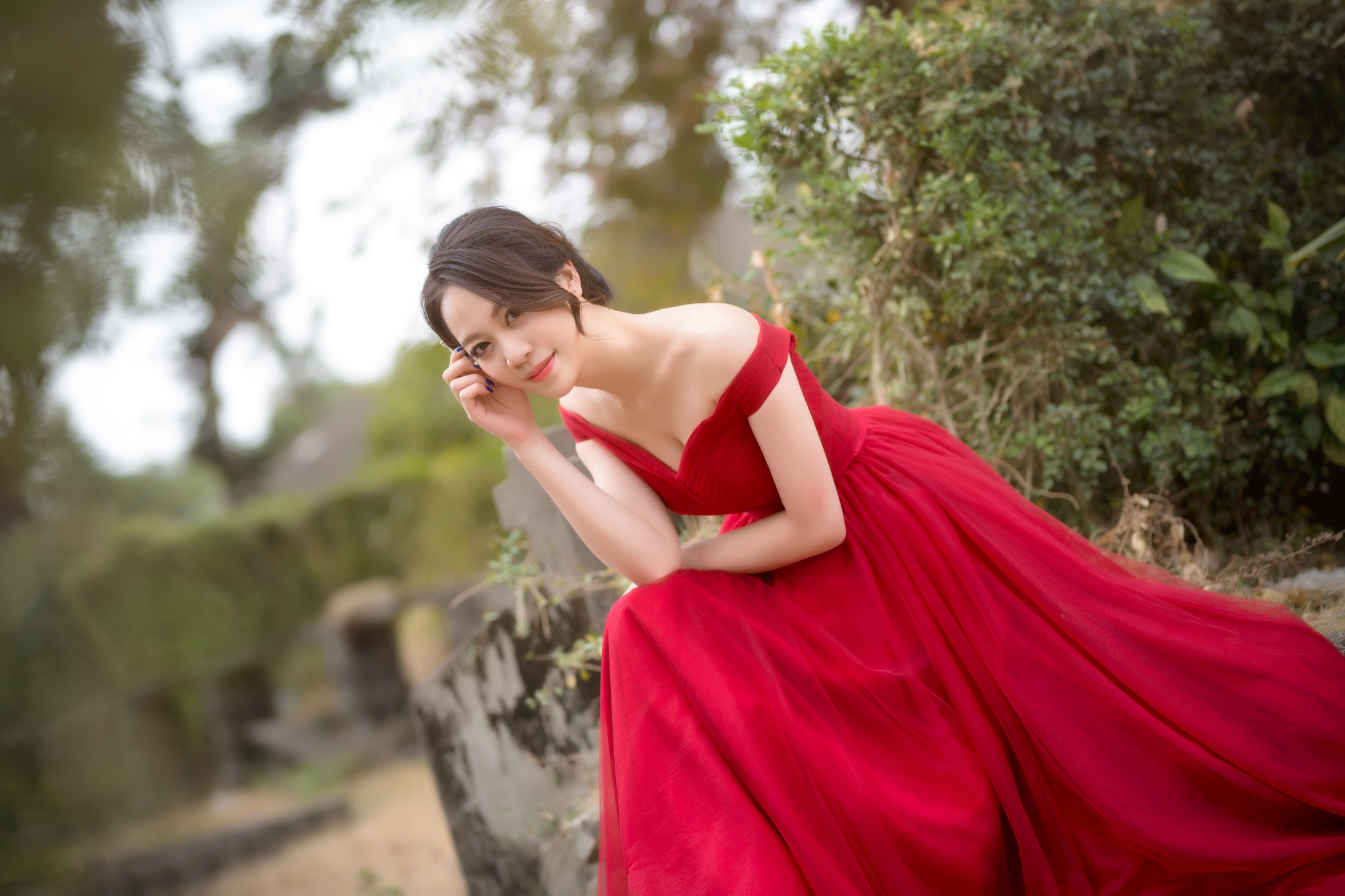 Брюнетка в красном платье со спины