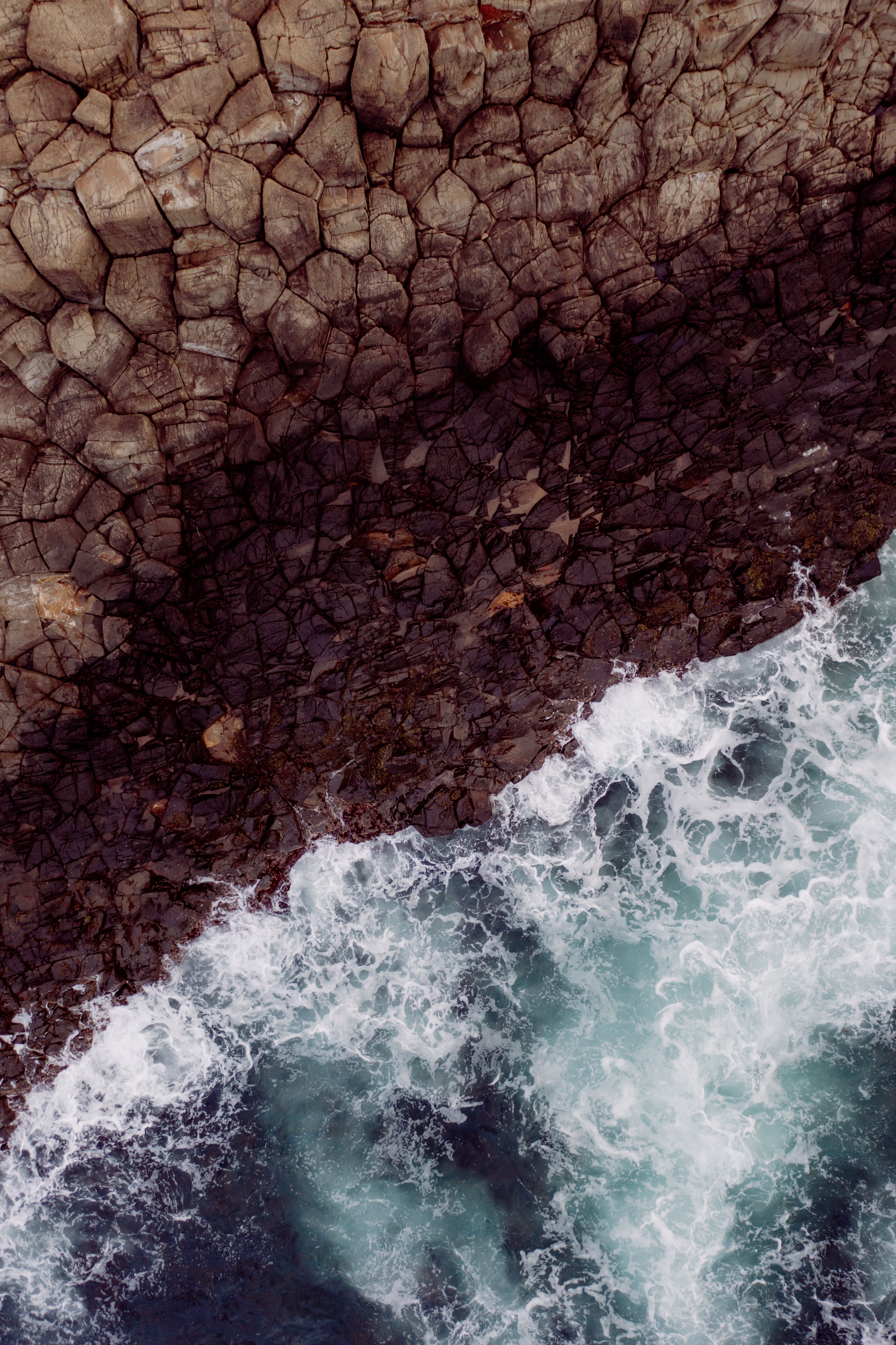 手機的101973屏保和壁紙波浪。 免費下載 顶视图, 海岸, 海, 岩石 圖片