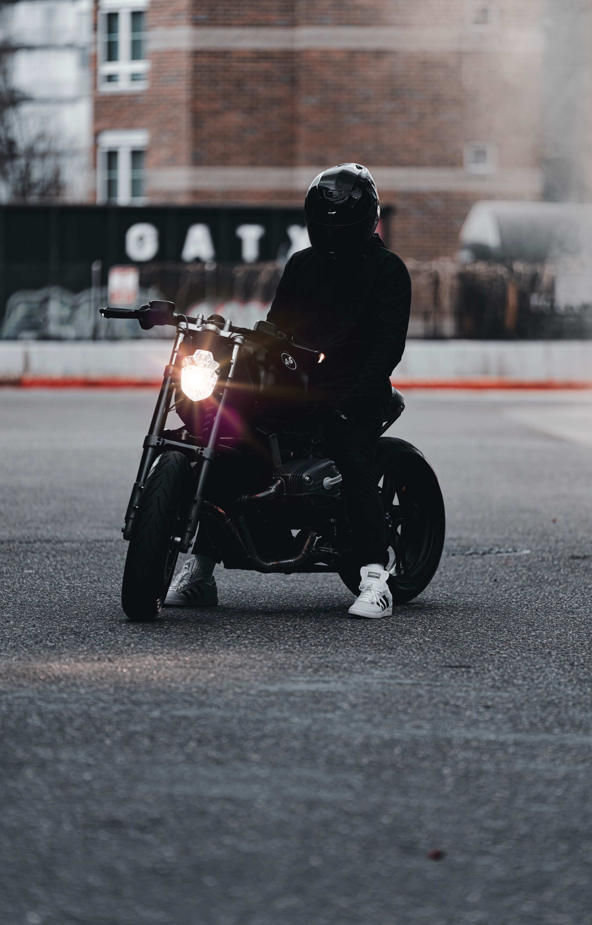 122760 Hintergrundbild herunterladen motorräder, schwarz, das schwarze, motorradfahrer, helm, motorrad, fahrrad, biker - Bildschirmschoner und Bilder kostenlos