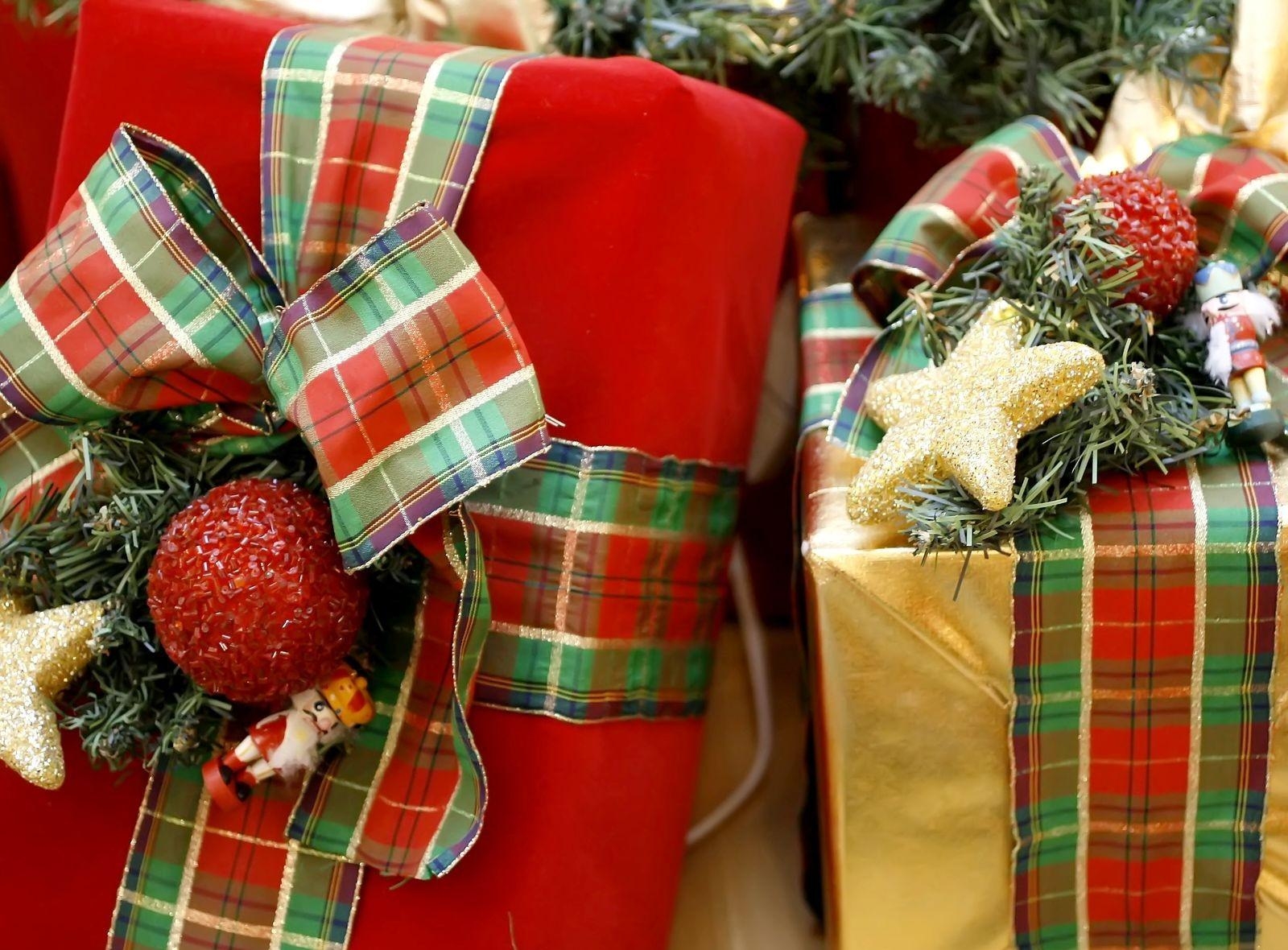 Handy-Wallpaper Feiertage, Nadeln, Weihnachten, Urlaub, Verpackung, Die Geschenke, Geschenke kostenlos herunterladen.