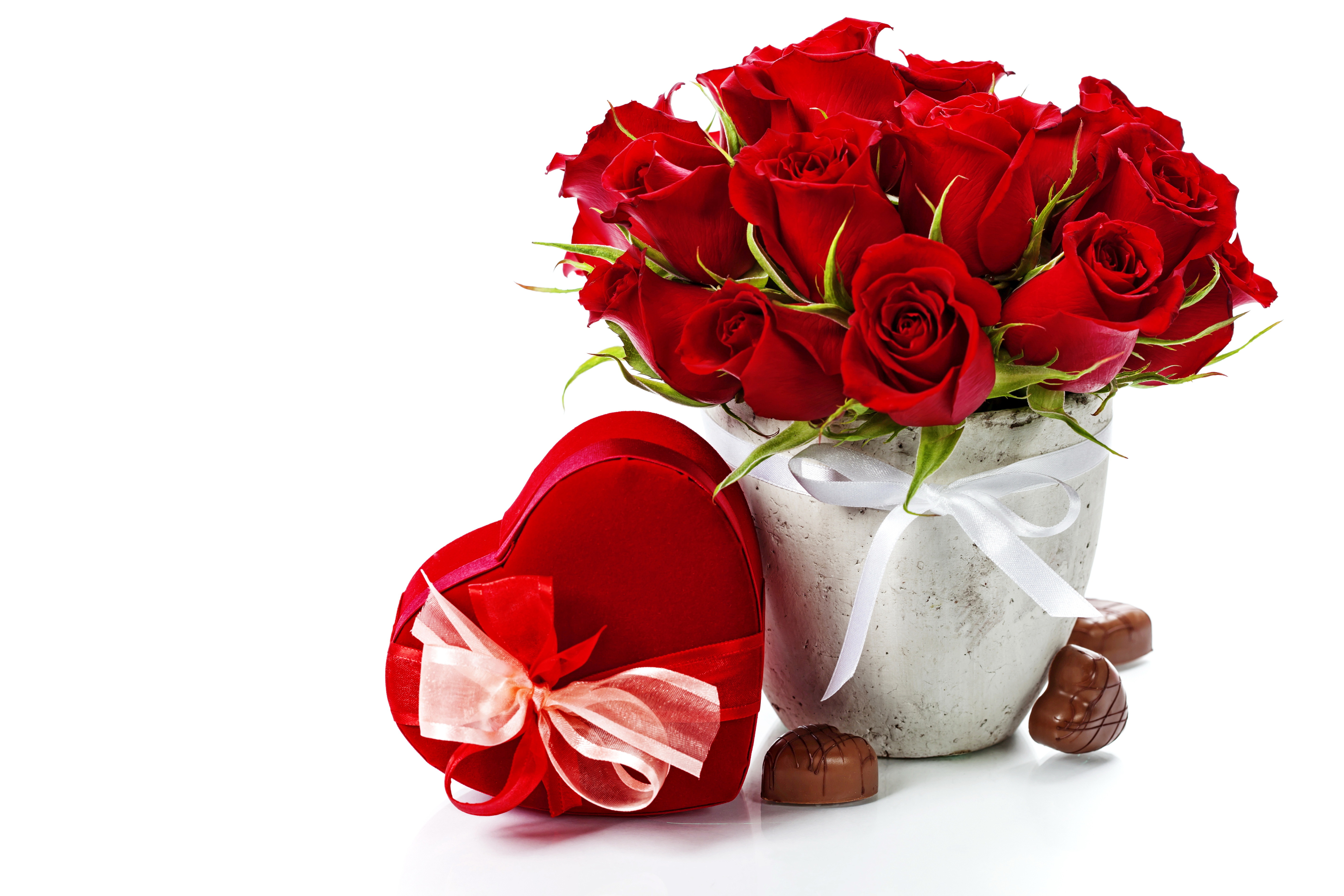 686804 завантажити шпалери ваза, роза, фотографія, кохання, шоколад, подарунок, серце, червона троянда - заставки і картинки безкоштовно