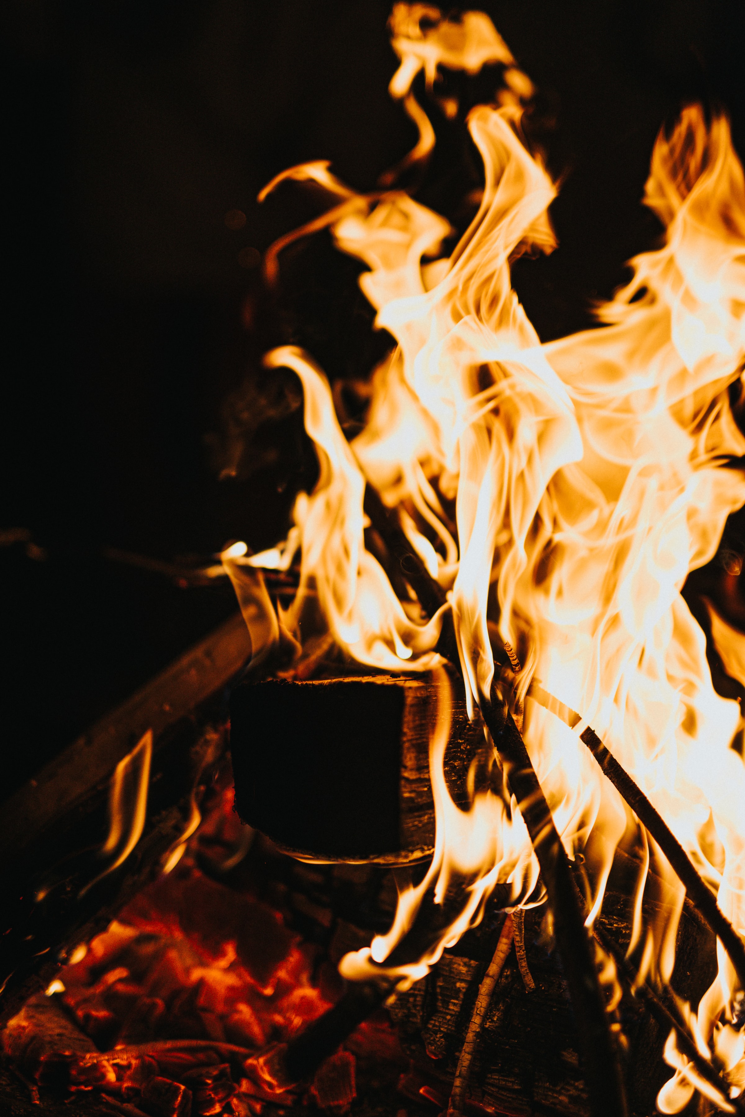 Handy-Wallpaper Feuer, Bonfire, Dunkel, Hell, Flamme kostenlos herunterladen.