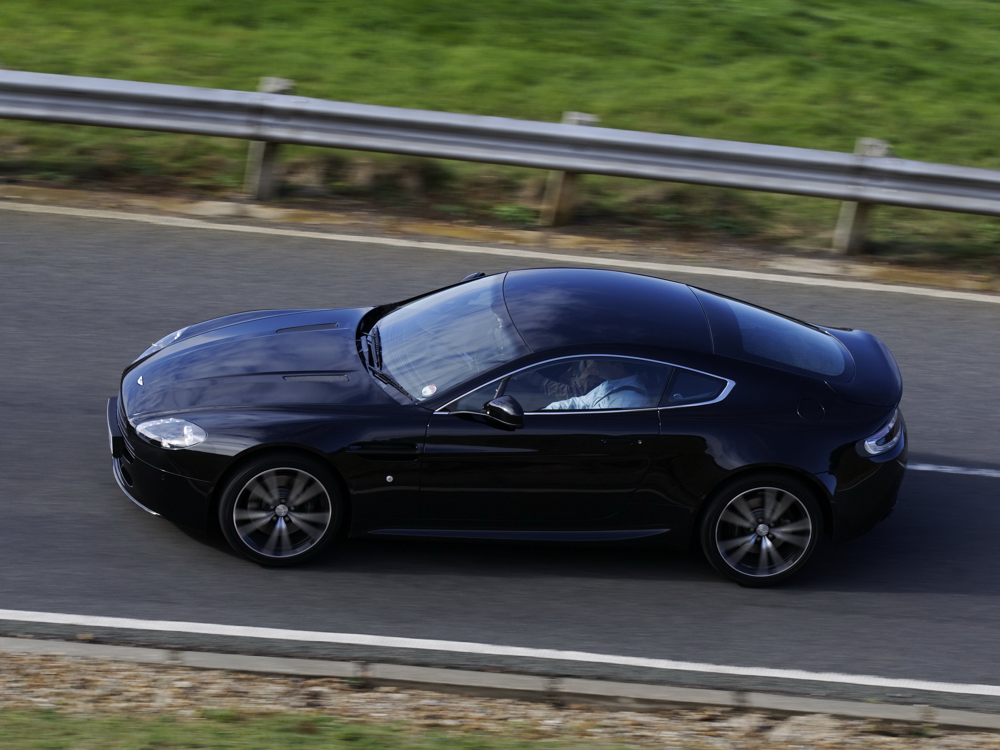 Laden Sie das Aston Martin, Cars, Das Schwarze, Seitenansicht, Geschwindigkeit, Stil, 2010, V8, Vorteil, Vantage-Bild kostenlos auf Ihren PC-Desktop herunter