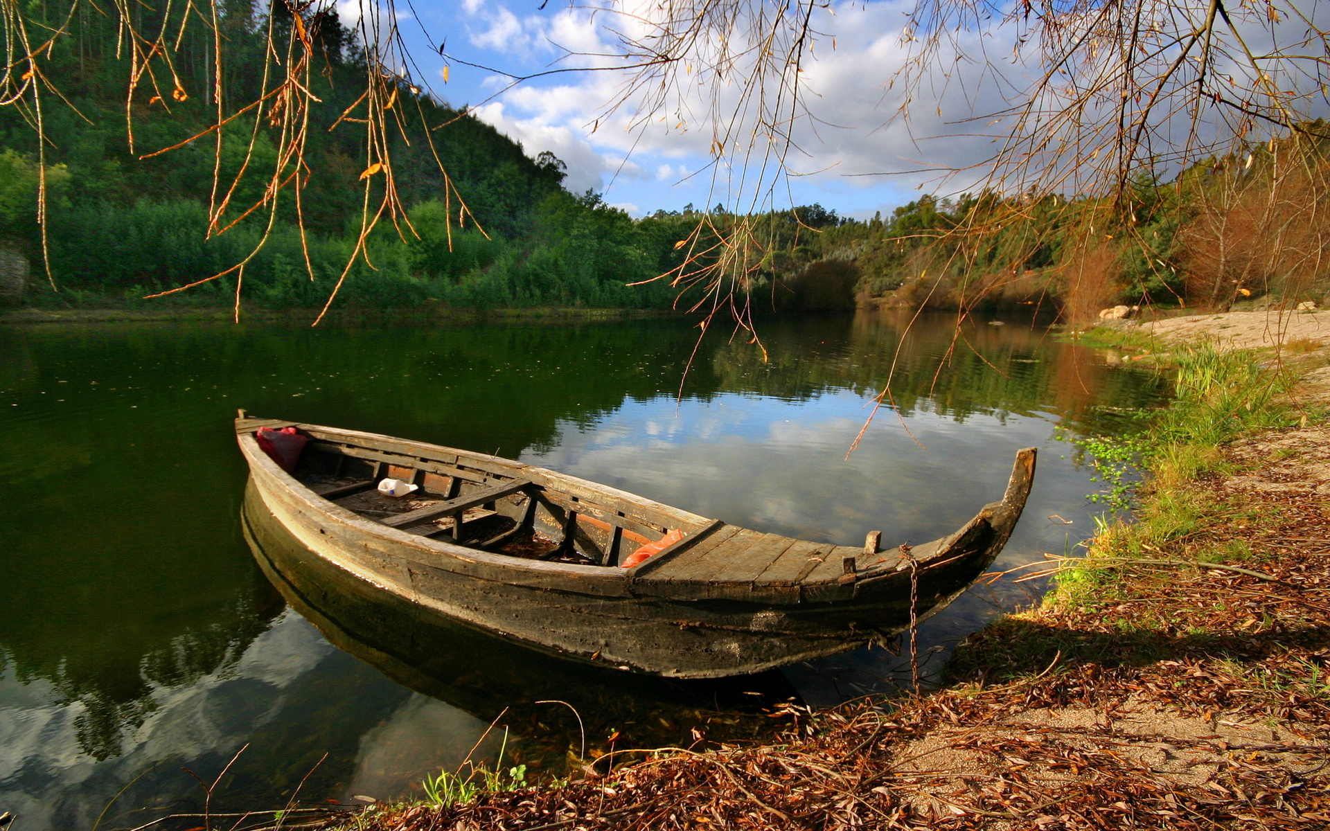 лодка на озере