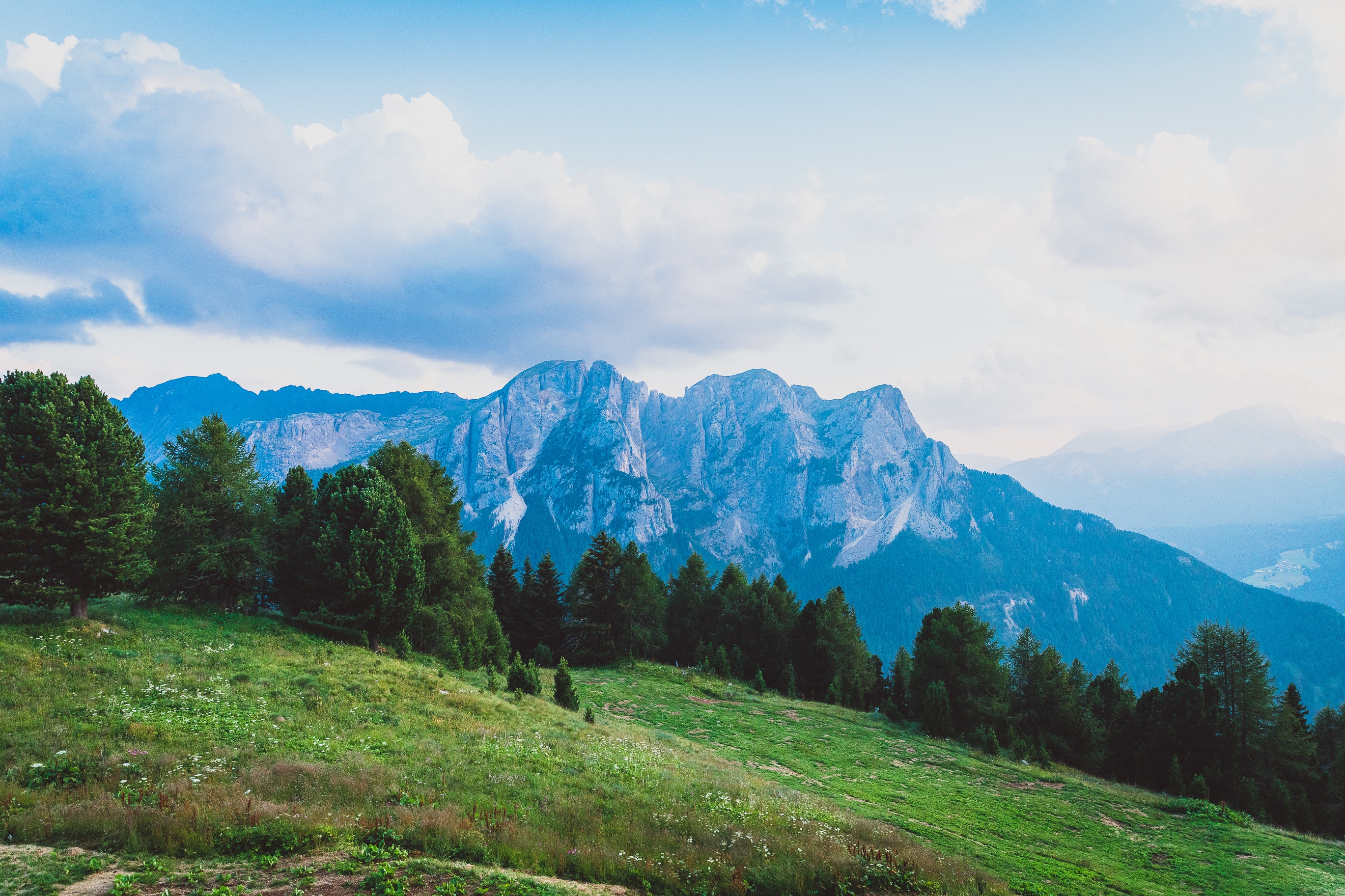 Handy-Wallpaper Natur, Mountains, Italien, Wiese, Dolomiten, Val Di Fassa kostenlos herunterladen.