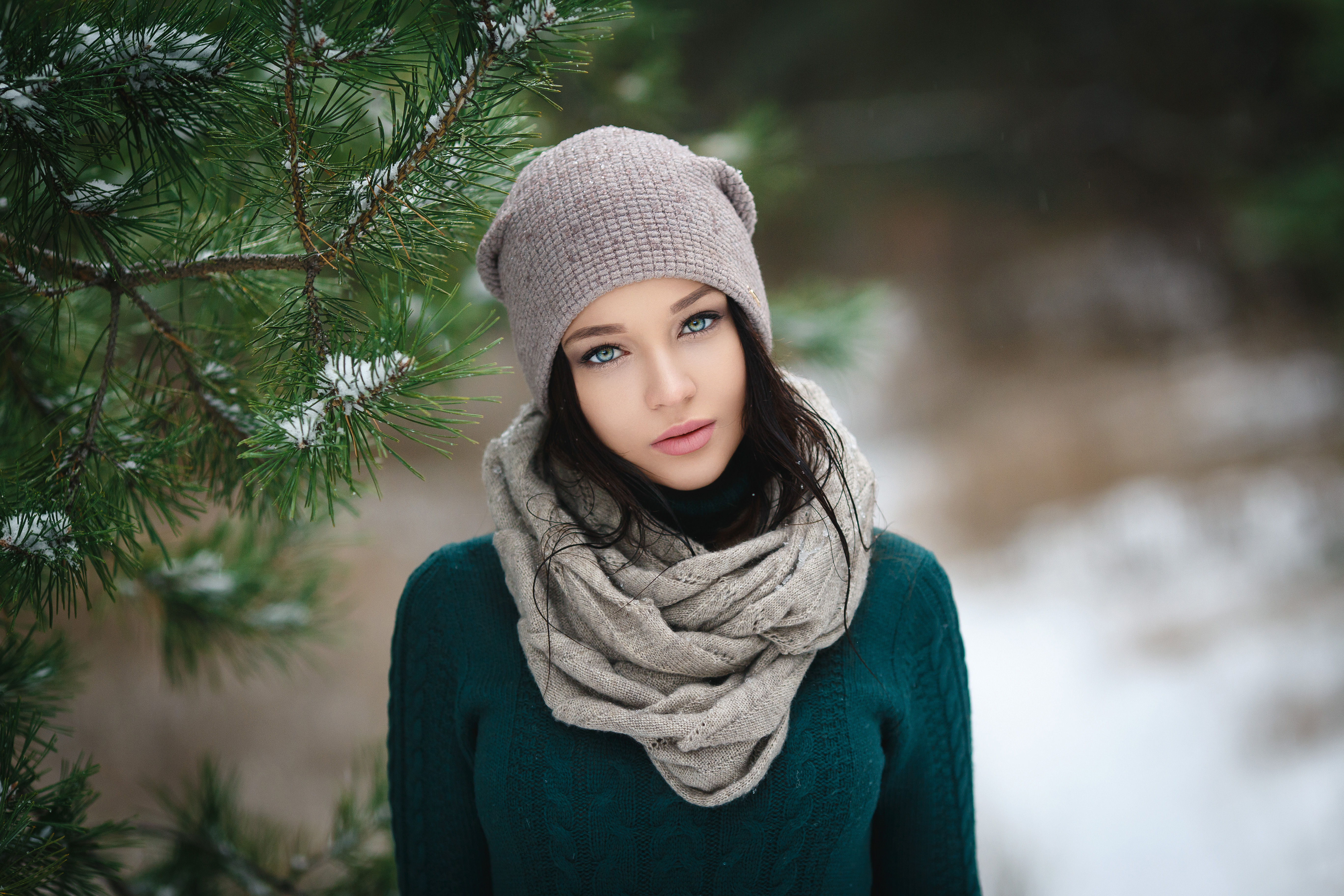 Девушки зима и шапки