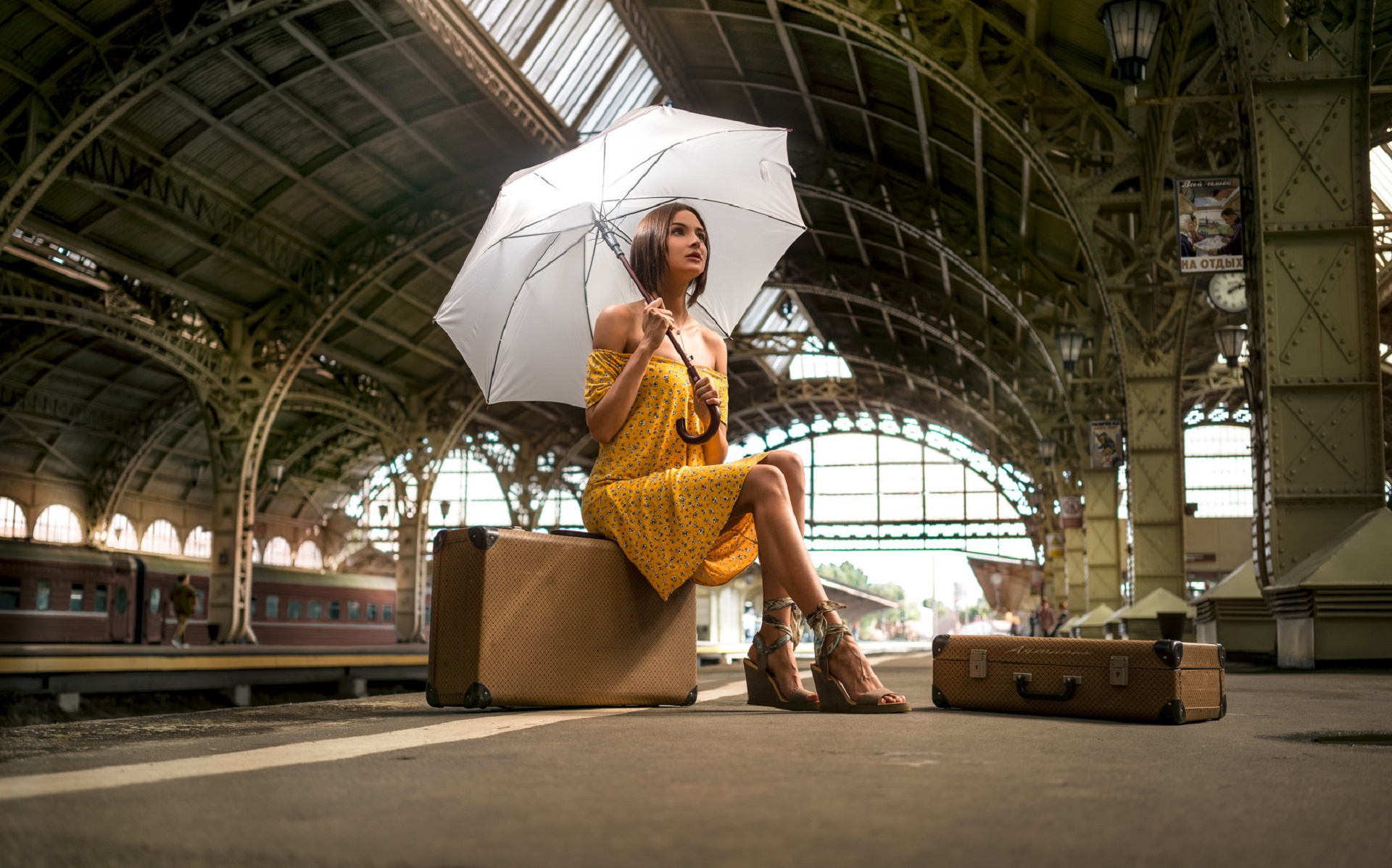 Umbrella dress. Девушка с чемоданом. Фотосессия на вокзале с чемоданом. Девушка на вокзале с чемоданом. Фотосессия на вокзале девушка.