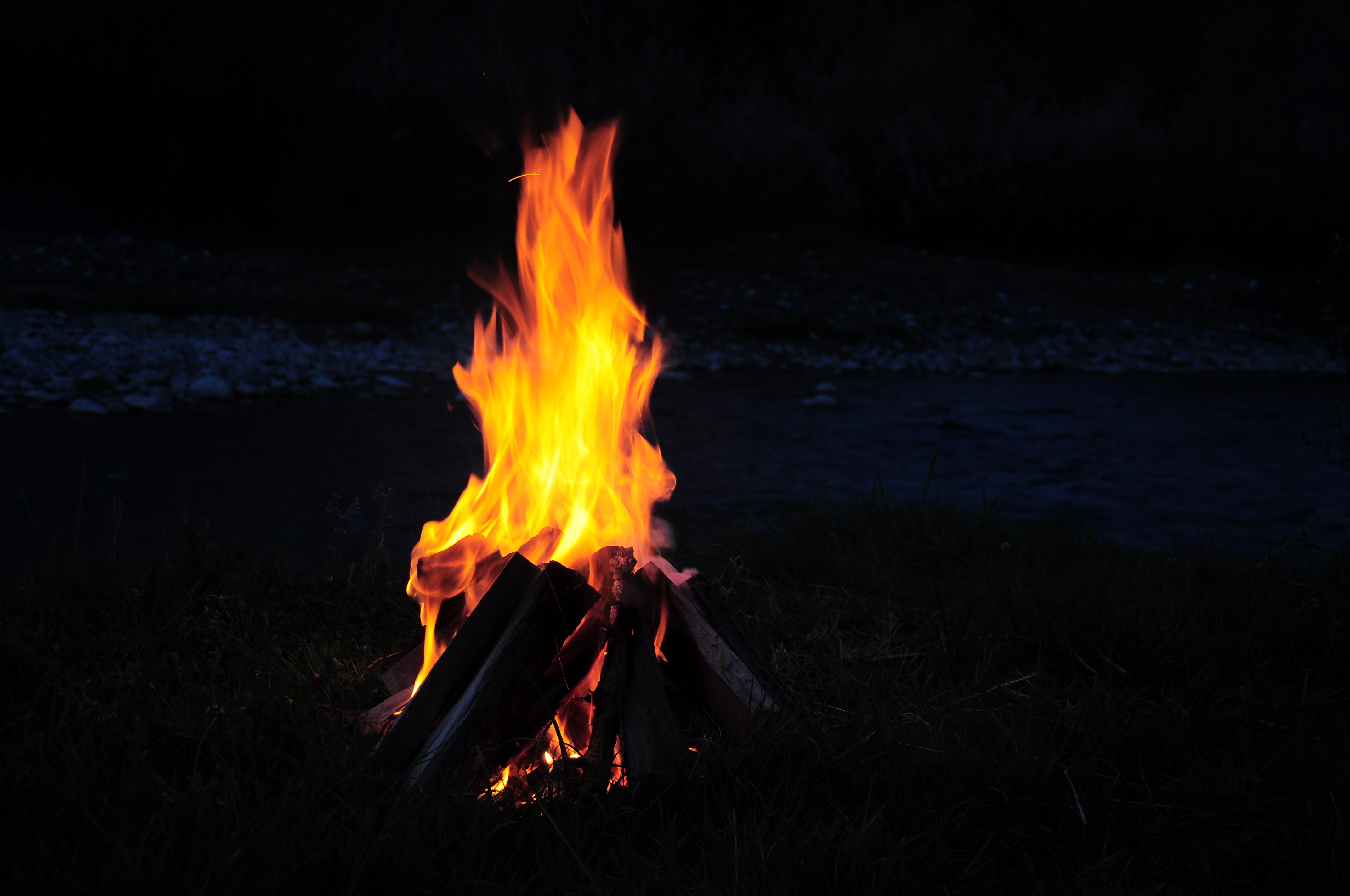 Handy-Wallpaper Feuer, Bonfire, Übernachtung, Dunkel, Brennholz, Camping, Campingplatz kostenlos herunterladen.