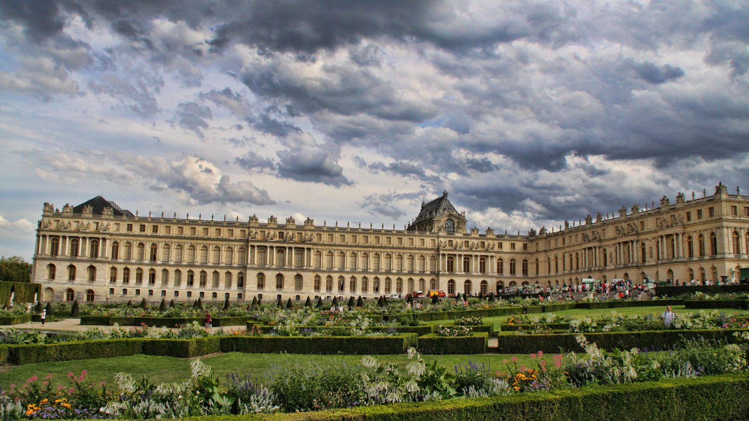 Французский версаль. Версальский дворец Франция. Королевский двор Версальского дворца. Дворец Версаль в Париже. Замок Версаль Франция.