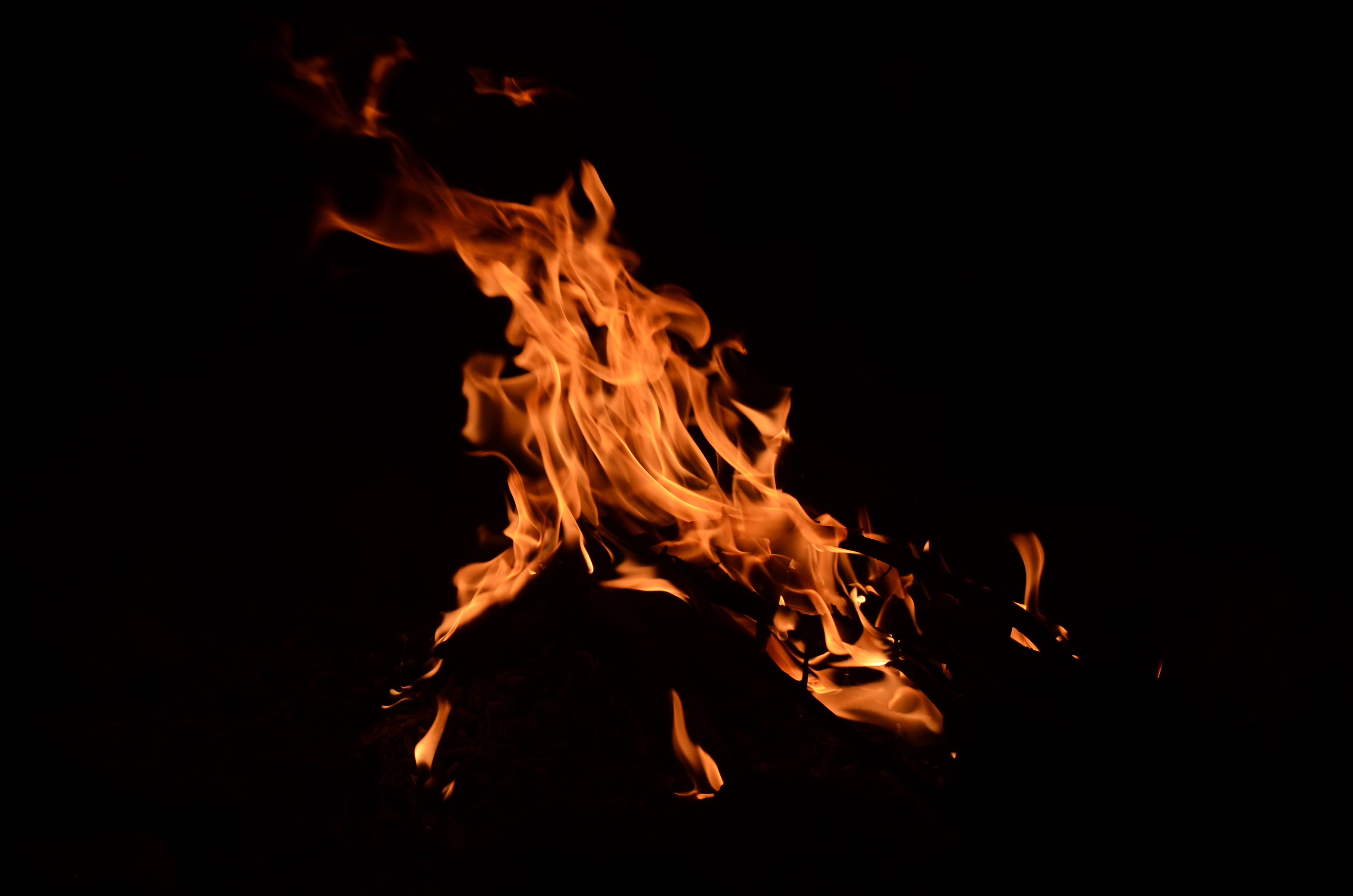 Handy-Wallpaper Feuer, Bonfire, Dunkel, Flamme, Element kostenlos herunterladen.