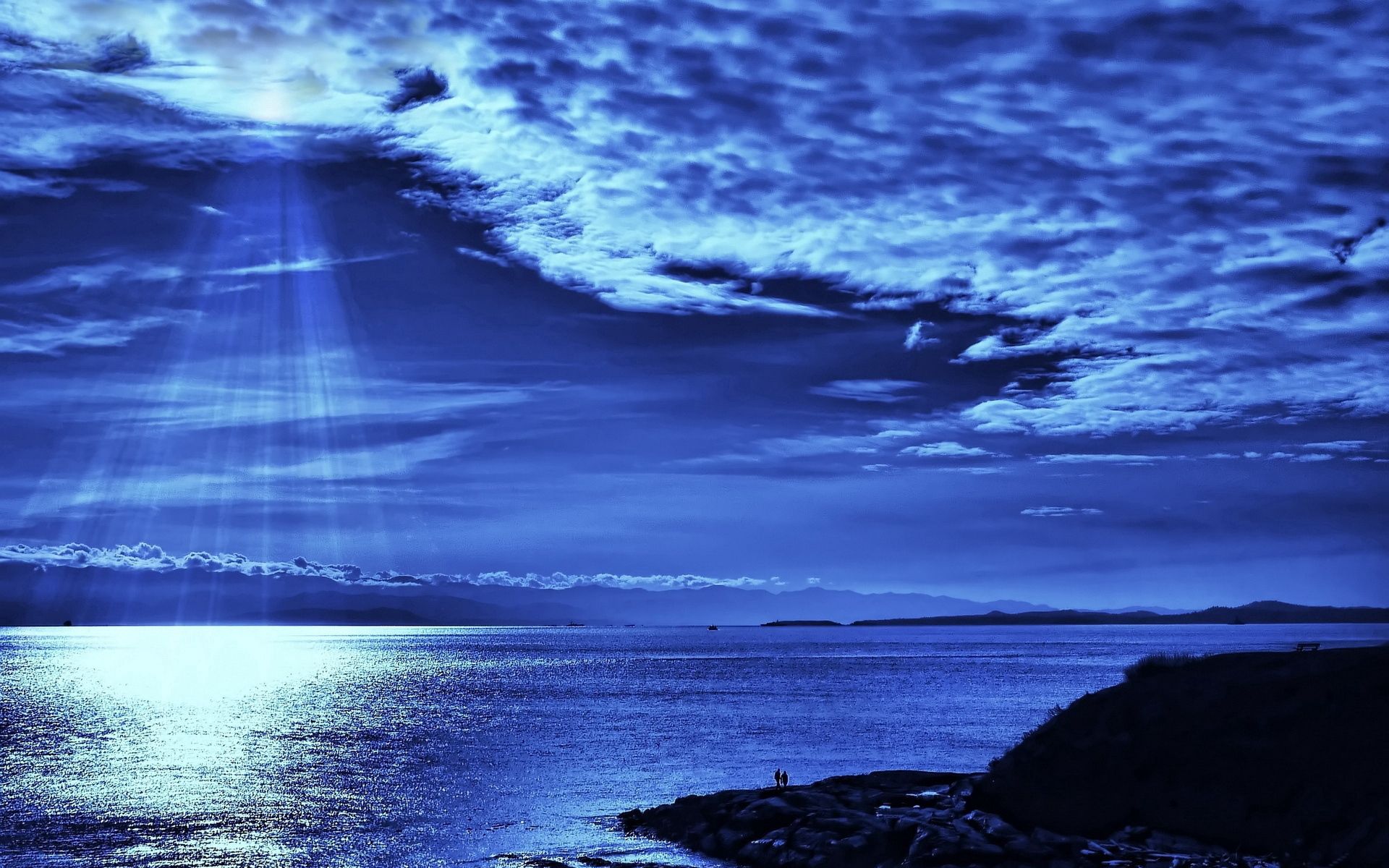 137441 Hintergrundbild herunterladen blau, menschen, natur, sky, sea, clouds, scheinen, licht, balken, strahlen, oben, abend, von oben - Bildschirmschoner und Bilder kostenlos