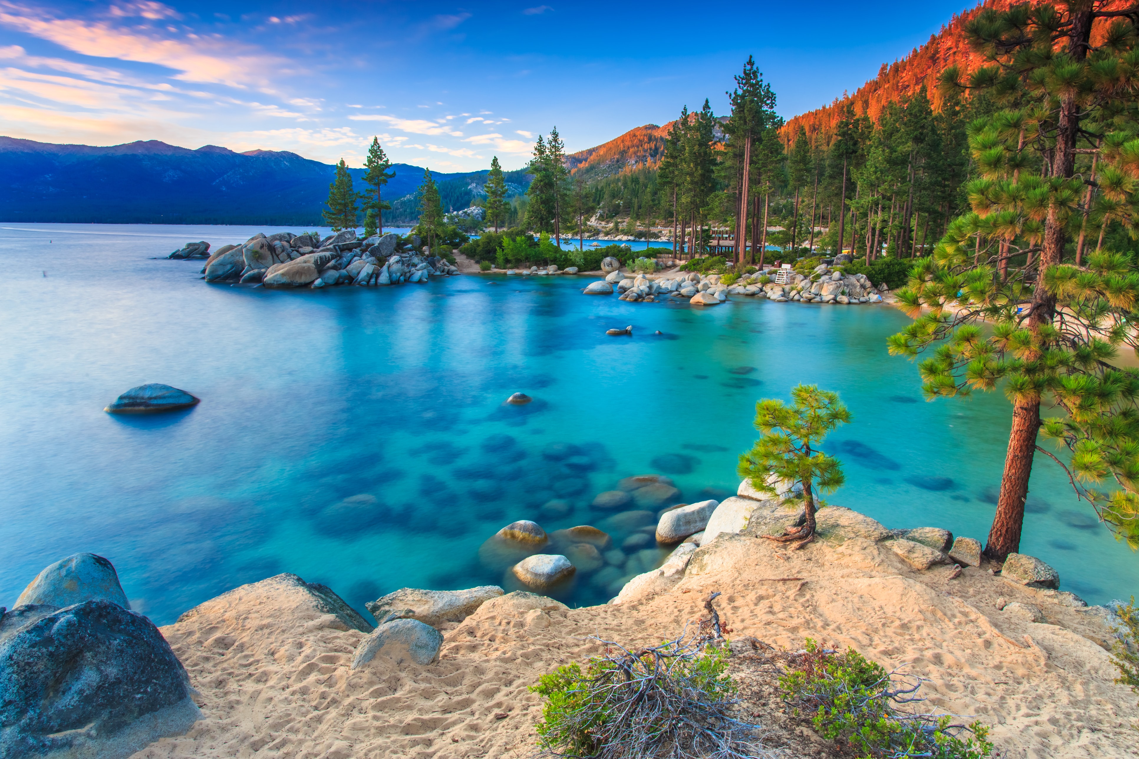 Tải ngay hình nền Lake Tahoe miễn phí để trang trí cho chiếc điện thoại của bạn với cảnh đẹp tuyệt vời của hồ nước trong xanh và núi non xung quanh. Hình nền này sẽ khiến bạn cảm thấy như đang đứng trước cảnh tượng thiên nhiên thật sự vậy!