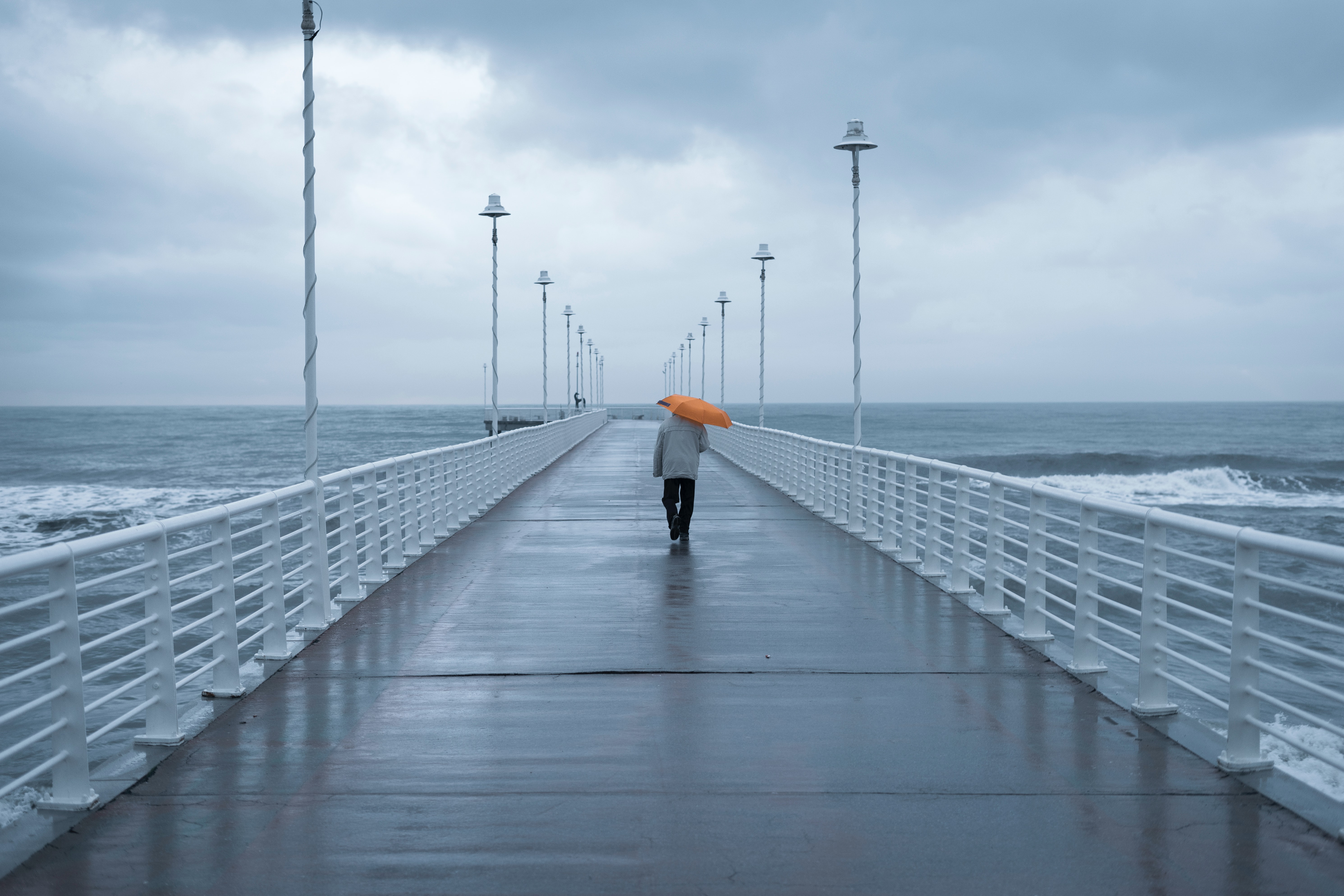 Laden Sie das Seebrücke, Pier, Verschiedenes, Sonstige, Mensch, Person, Einsamkeit, Allein, Einsam, Regenschirm-Bild kostenlos auf Ihren PC-Desktop herunter
