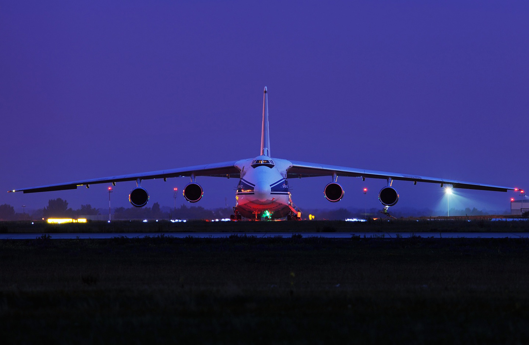 АН-124 Руслан ночью