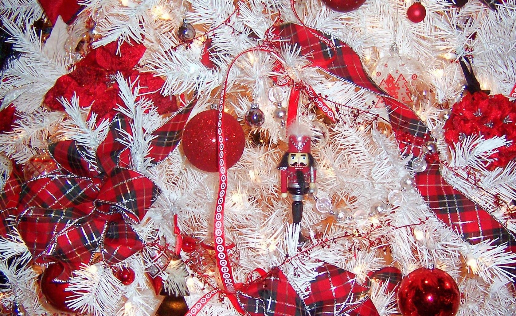 134247 Bild herunterladen feiertage, dekoration, band, weihnachtsschmuck, weihnachtsbaum spielzeug, weihnachtsbaum, bälle - Hintergrundbilder und Bildschirmschoner kostenlos
